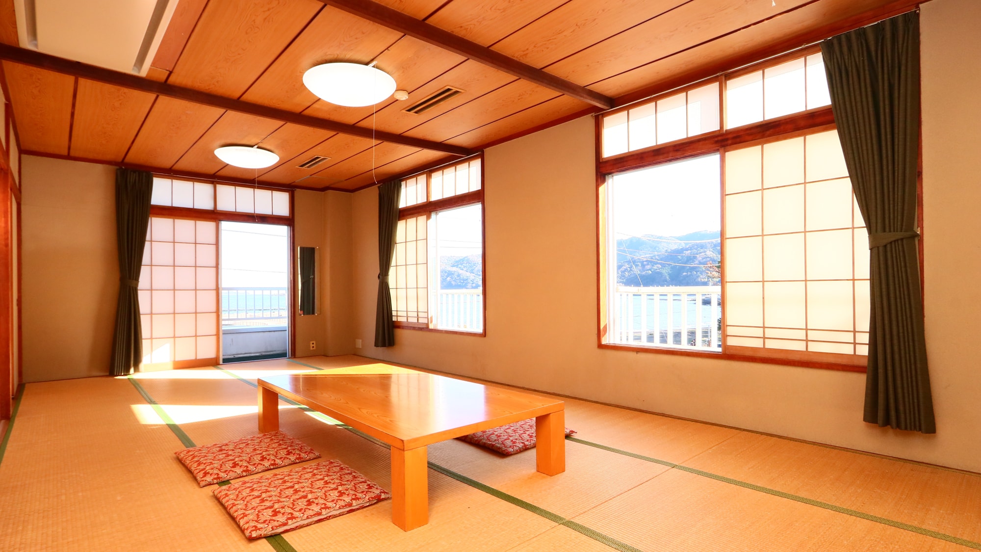 Large Japanese-style rooms perfect for groups <All rooms have ocean views>