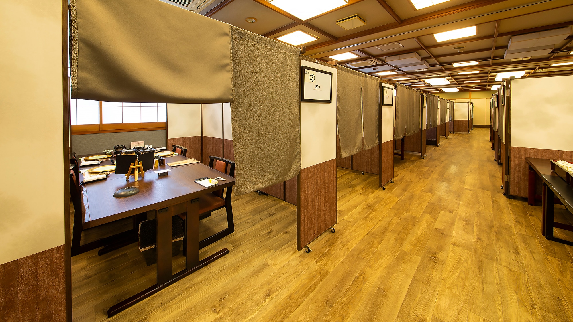 [Shizuki] (image) A semi-private dining venue where you can enjoy your time with your loved ones without worrying about others.