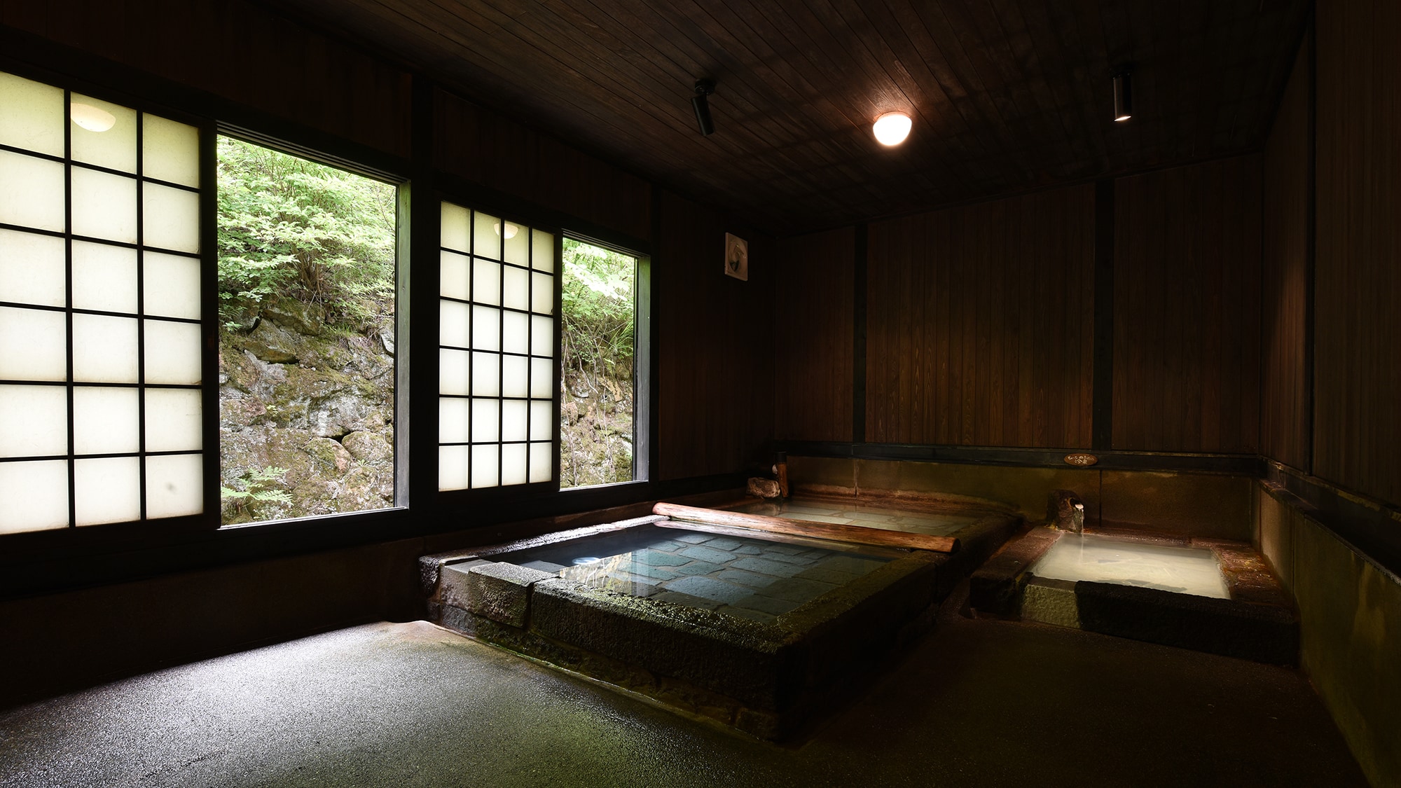 *[Kiriishi-yu] A bathtub filled with water heated using firewood and a cold spring bath that is 2 to 3 degrees warmer than the large cold spring bath.