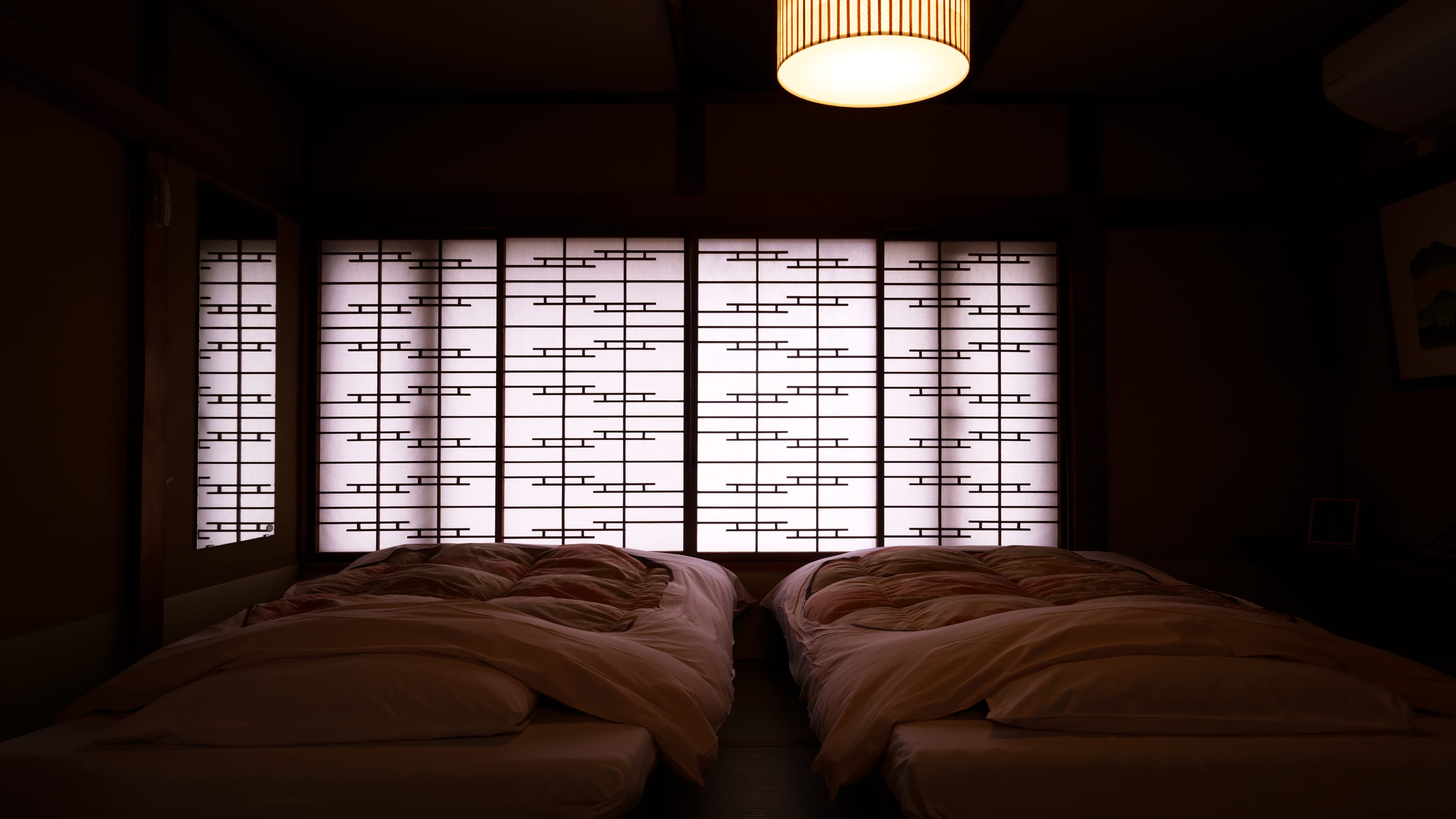 Gambar tempat tidur kembar paulownia di kamar tamu "Agate" dengan bak mandi mikro-gelembung terbuka