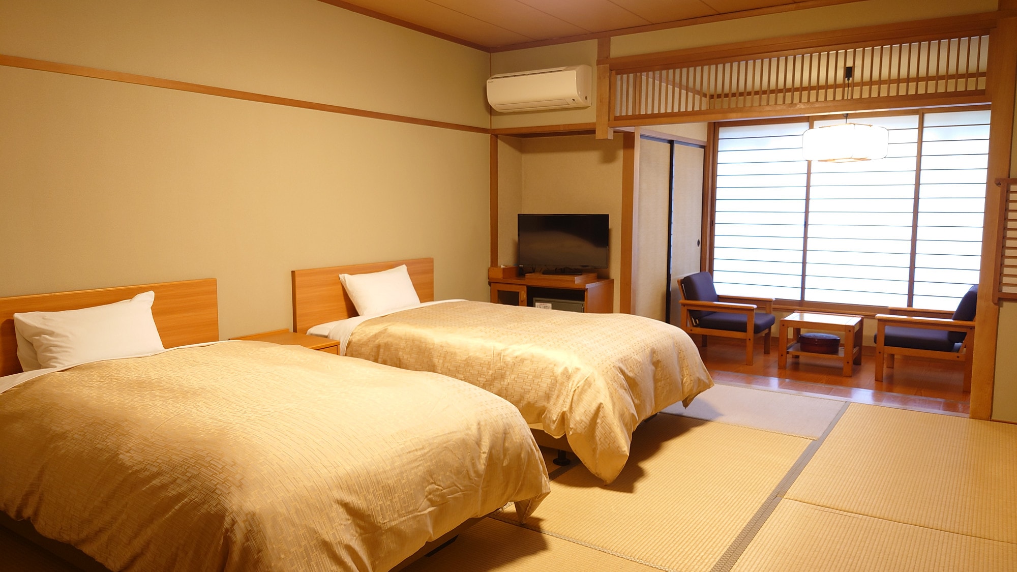 [Low-floor Japanese-style room with twin beds (10 tatami mats)] ~Non-smoking~