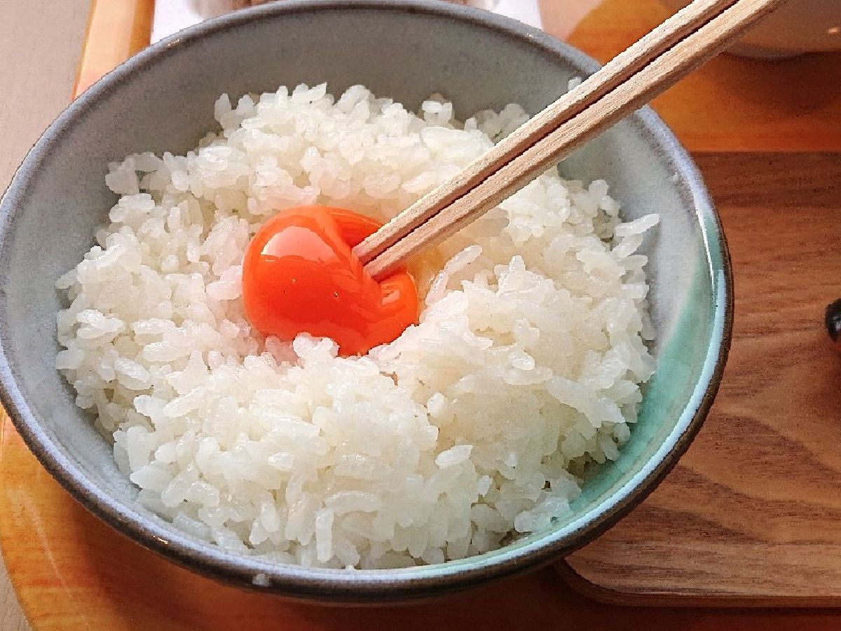 역시 맛있다! 달걀 뿌려 밥 사이타마현 구마가야 마츠모토 농장의 아야타마고를 준비합니다. 노른자는 태양의 빛