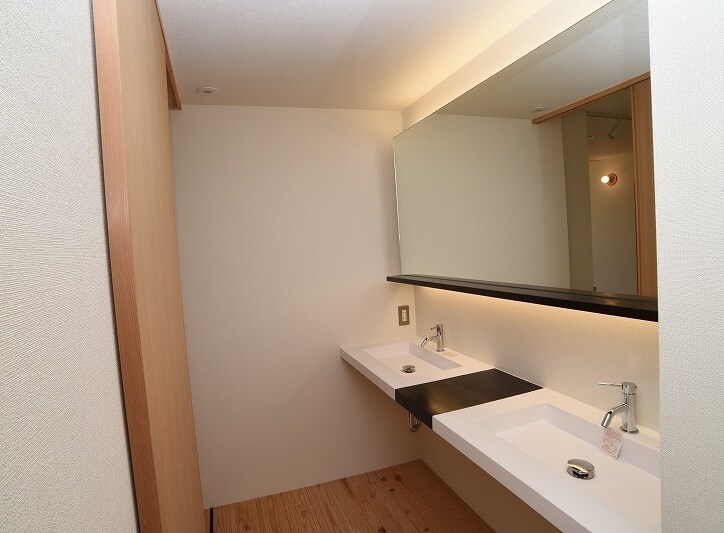 Bathroom vanity
