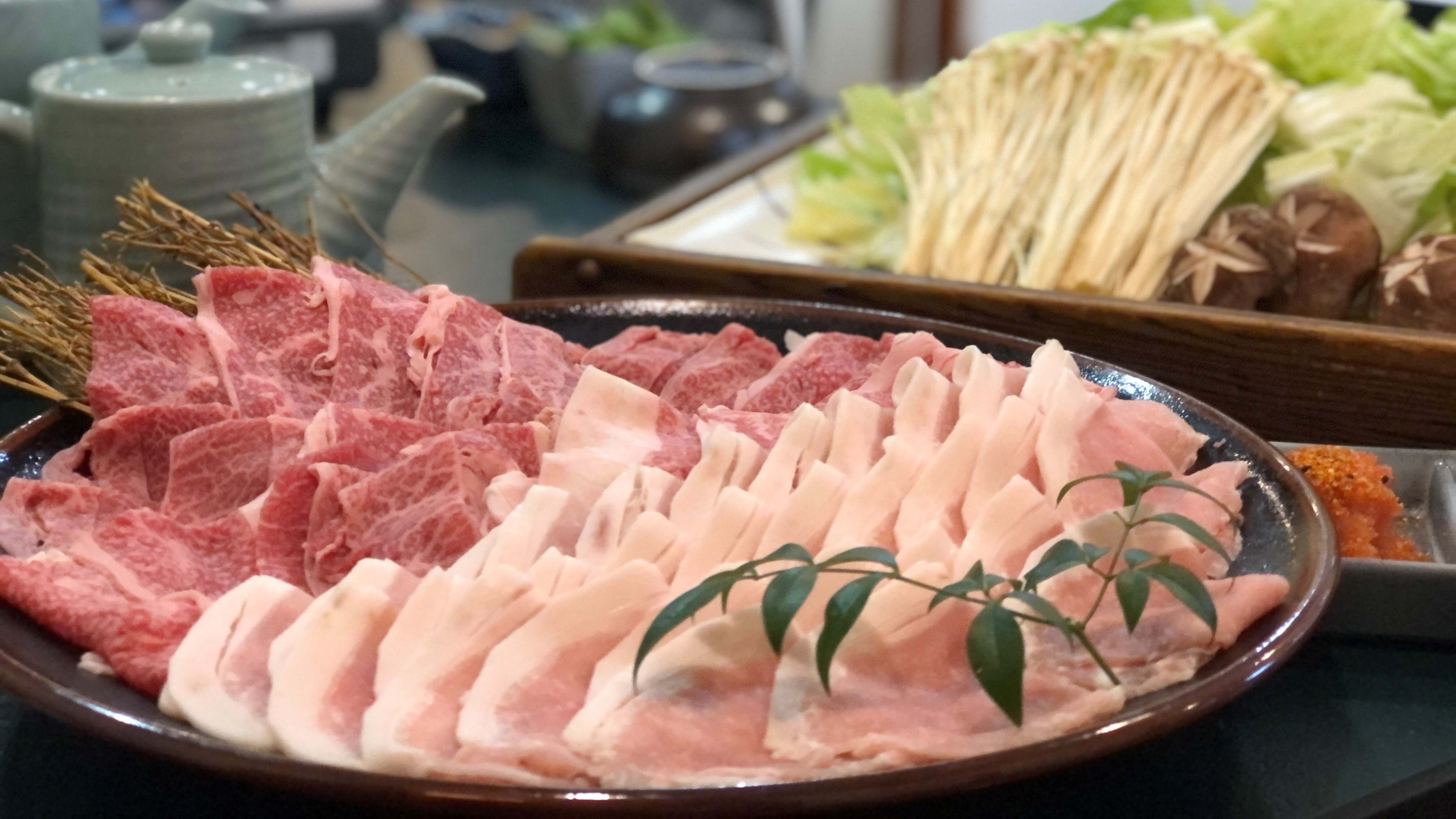 ชาบูชาบูเนื้อวัวดำญี่ปุ่นและหมูอินัน