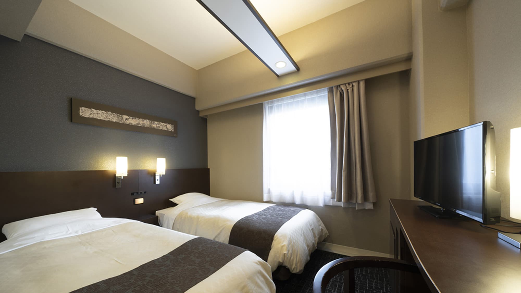 Cozy Twin/Ladies Floor: A magnifying mirror for makeup and a jewelry tray are also provided.