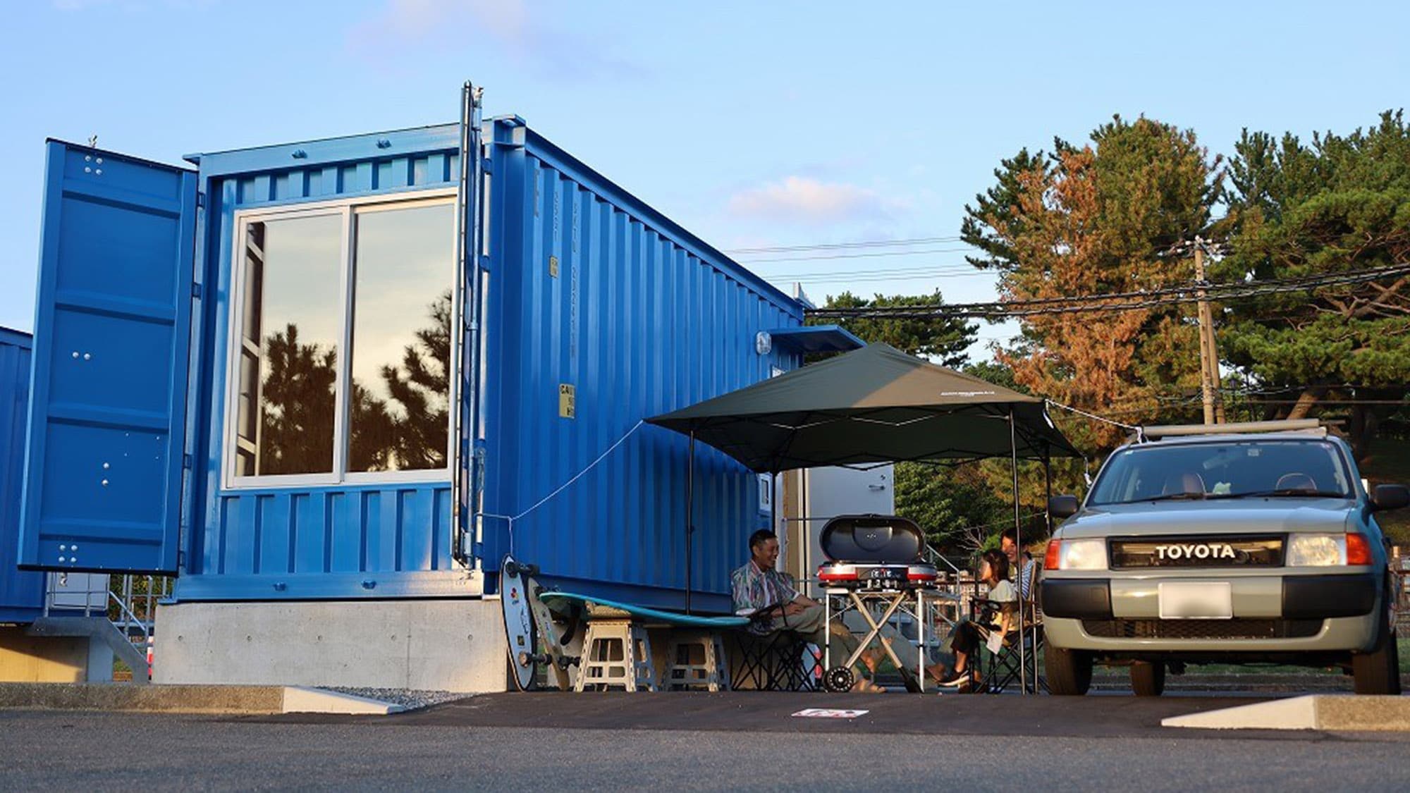・[Exterior] Why not use the space in front of the accommodation building to spend some relaxing time together while watching the sunset?