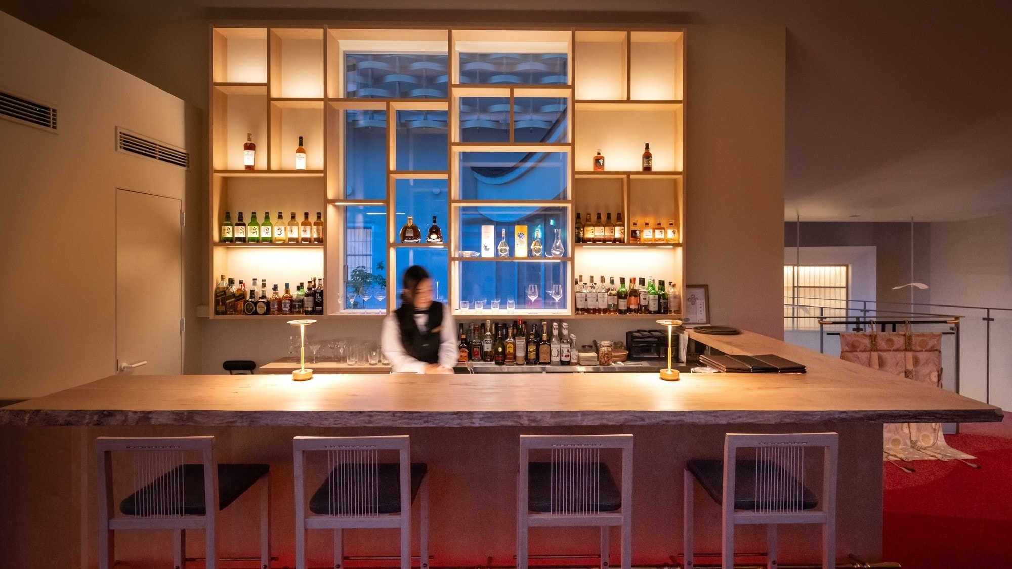 [Bar] We have a selection of carefully selected drinks and local liquors.