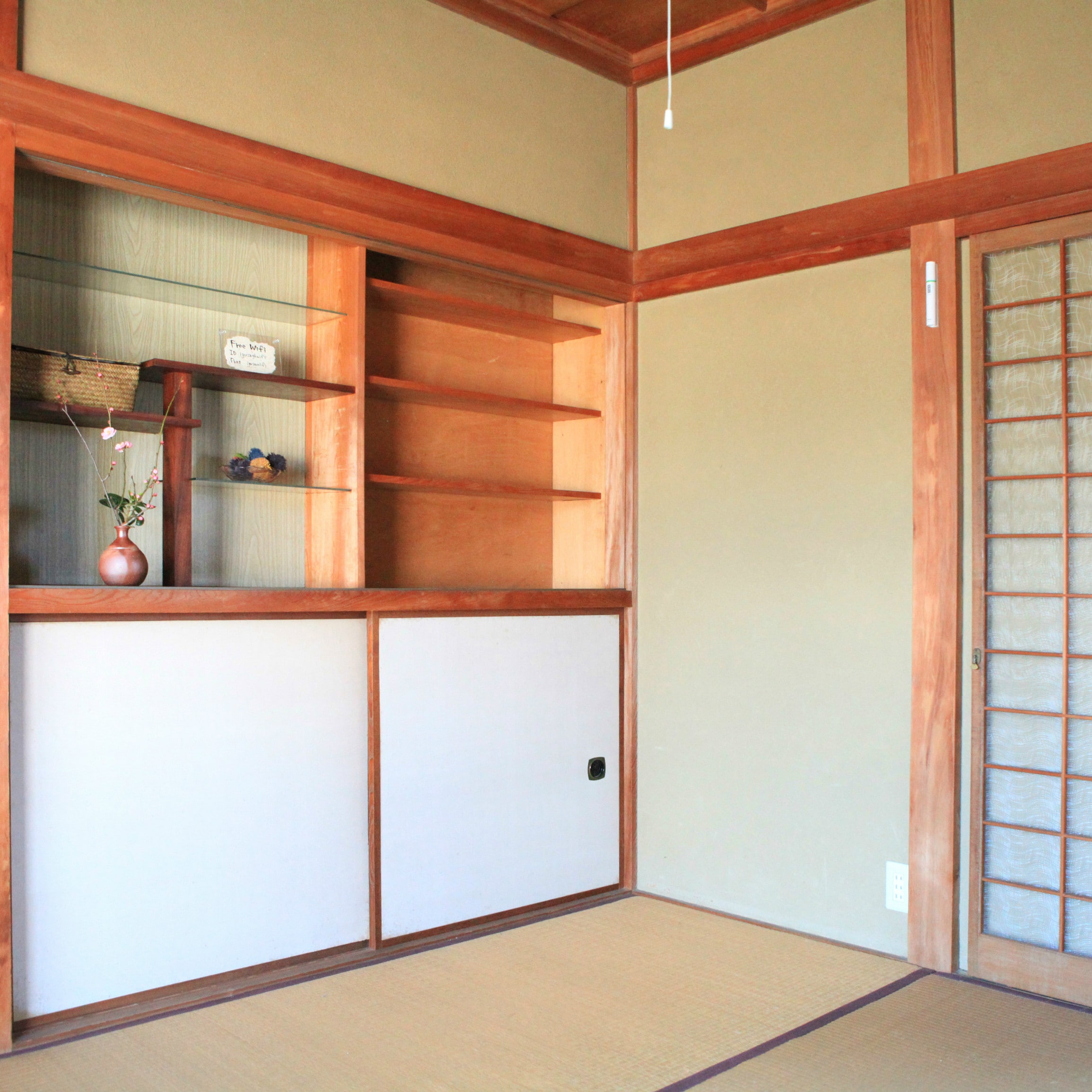 Private room. There is a shelf for small items.