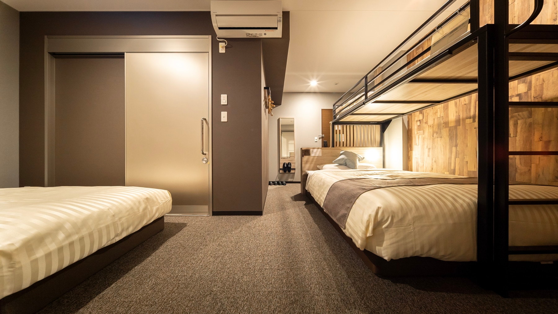 It's spacious enough that you can rest assured even if you have a lot of luggage such as a stroller.