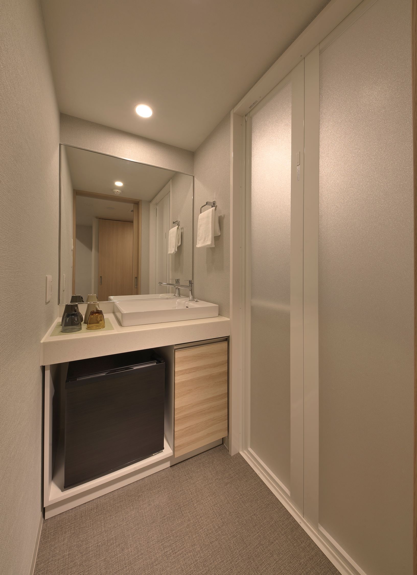 Guest room washbasin