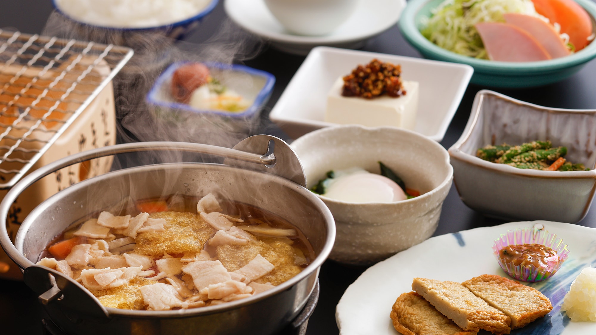 [อาหารเช้า] เซ็ตอาหารญี่ปุ่นที่ประกอบด้วย "Jakoten" พิเศษของเอฮิเมะ และอาหารท้องถิ่นรสชาติละมุนอื่นๆ