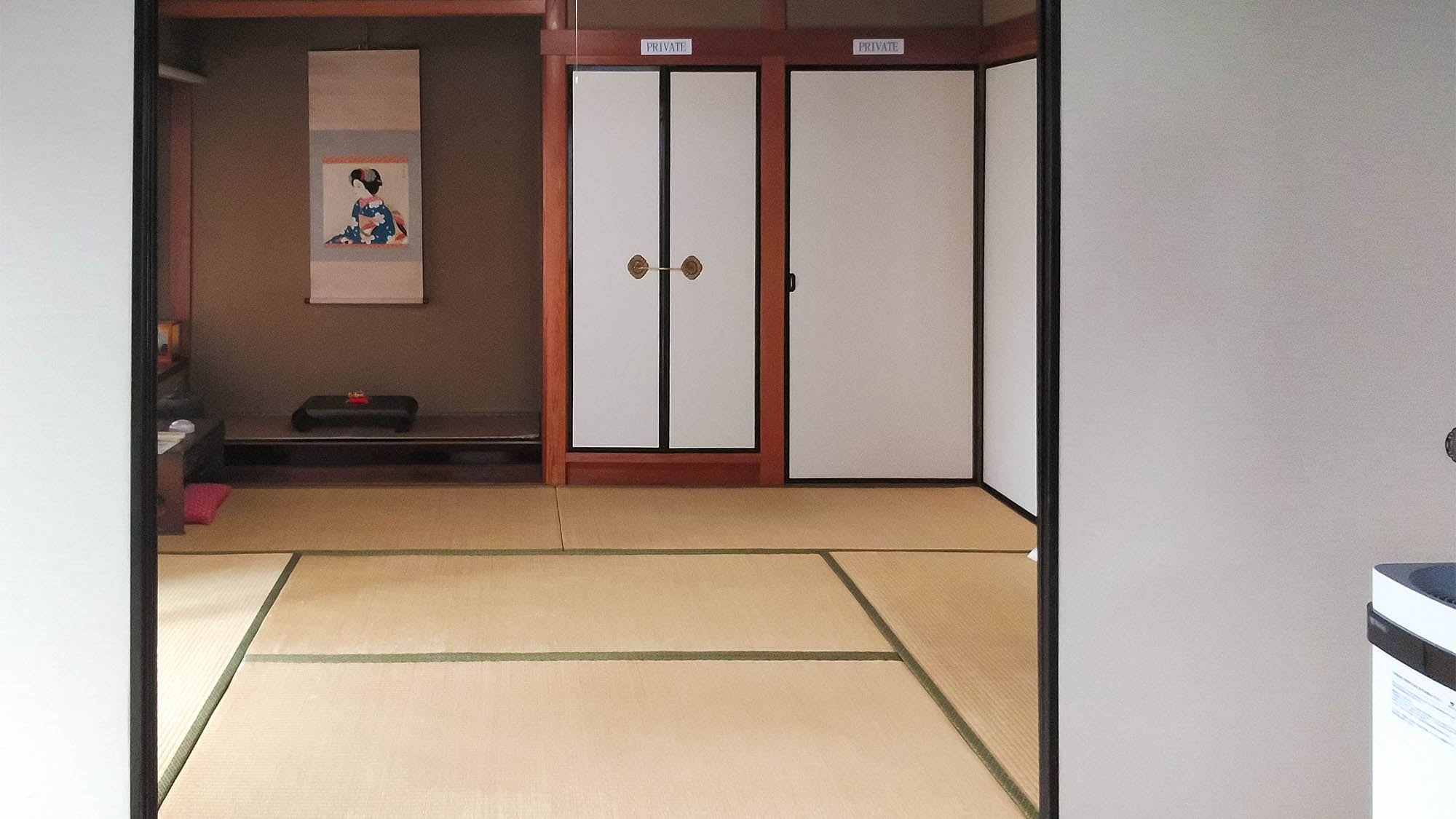 ・Please relax and stretch your legs in the tatami room.