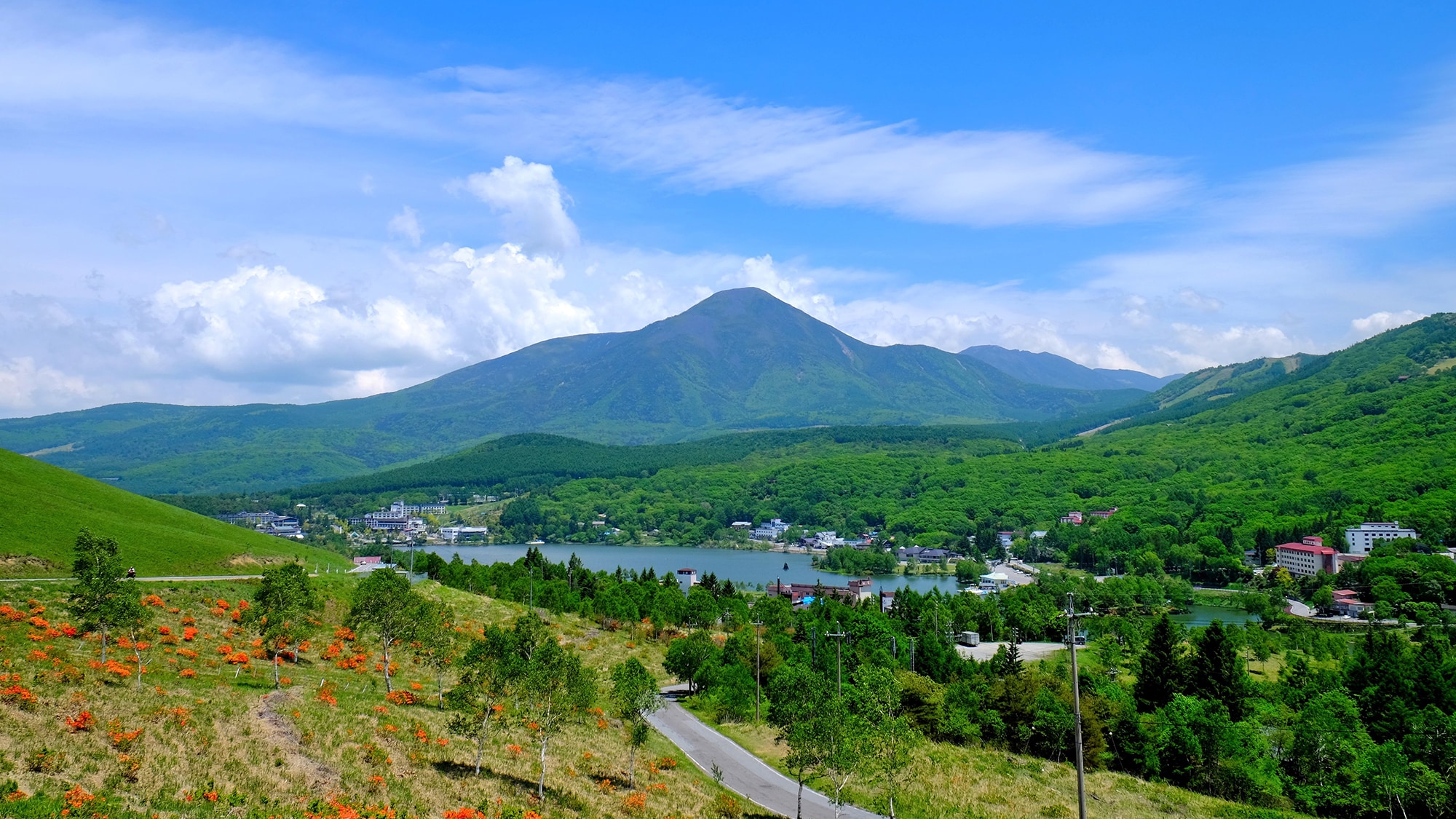 * Lake Shirakaba seen from the Venus Line / You will be greeted by seasonal scenery such as fresh greenery in spring, cool breezes in summer, and autumn leaves.
