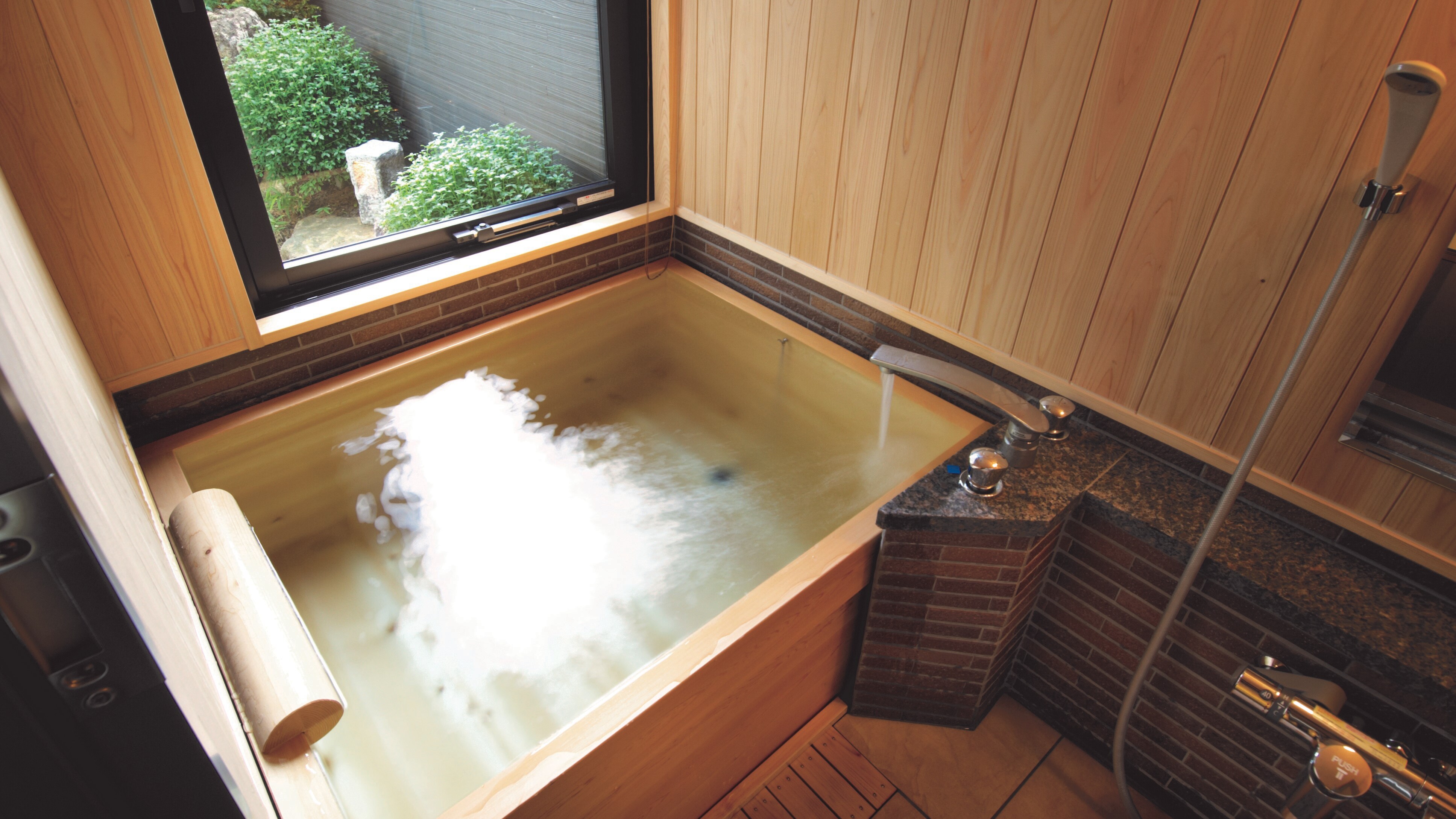 New building Yubokuan folk art style guest room with semi-open-air cypress bath