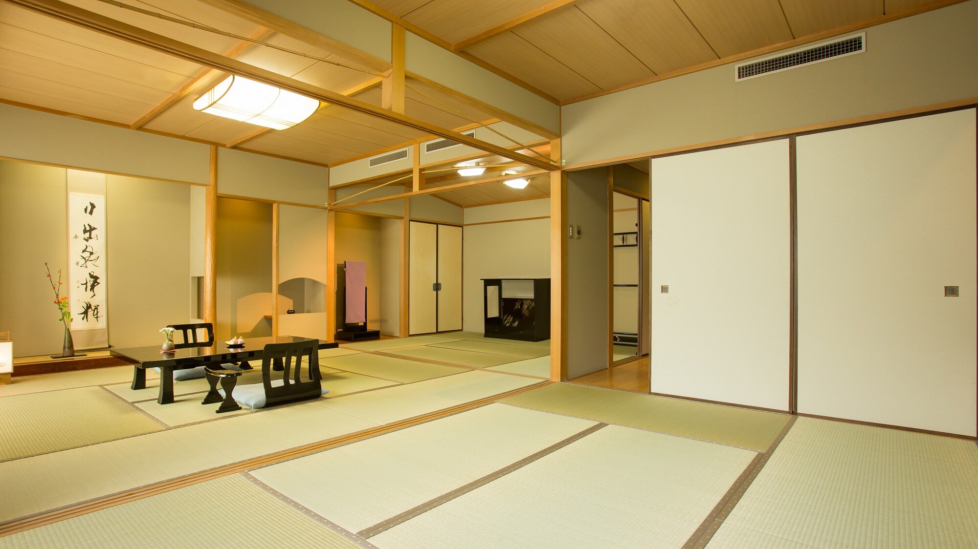 [Kamar bergaya Jepang] Perabotan dipilih dengan cermat untuk ruangan yang cukup luas untuk bersantai.