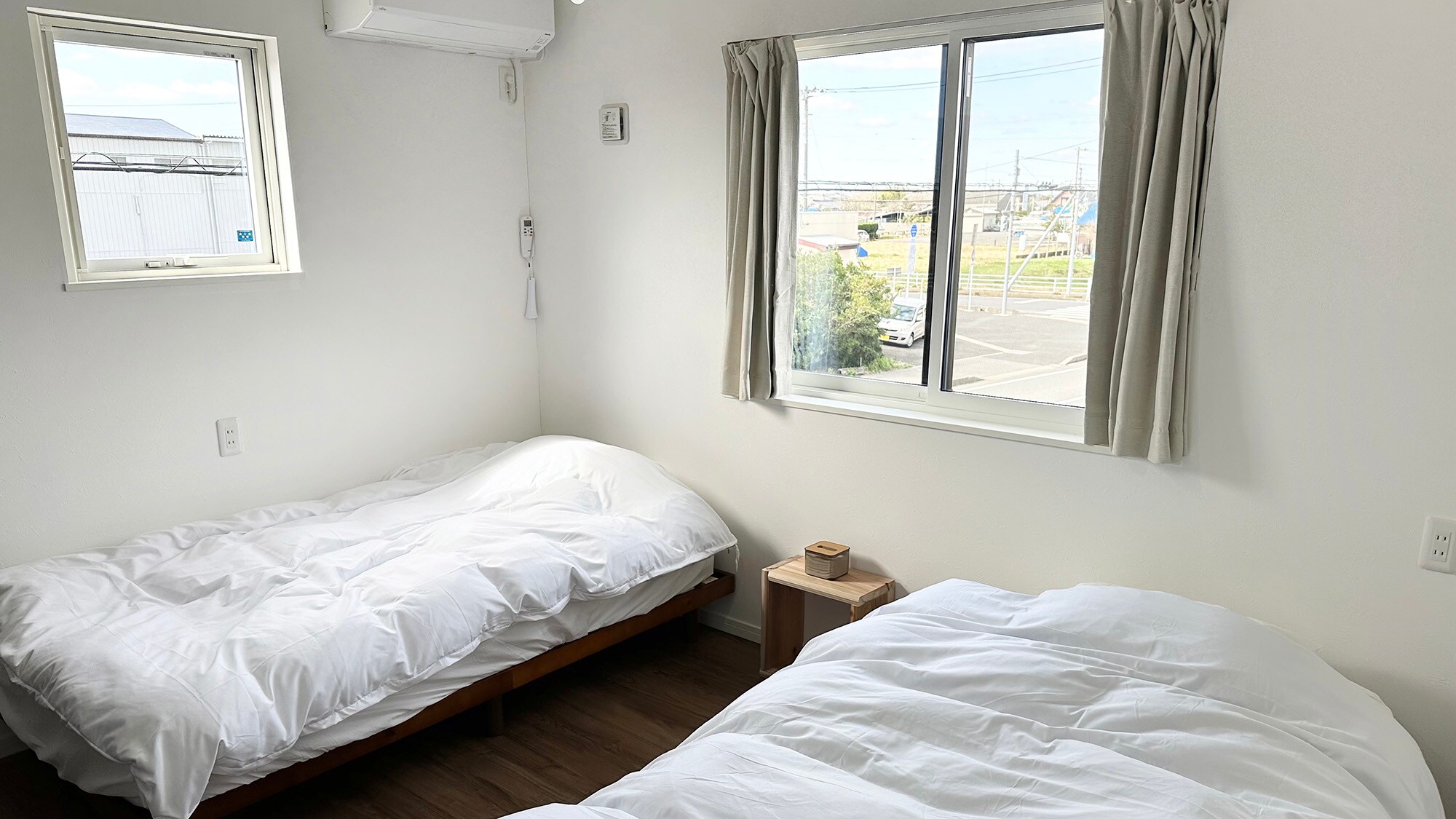 ・[Bedroom] The light coming in through the window next to the bed helps you wake up refreshed in the morning.