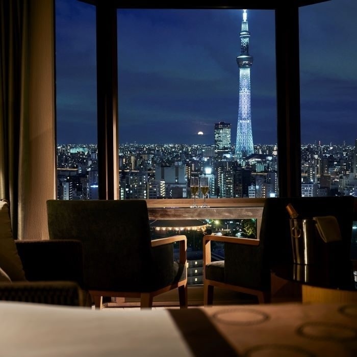 浅草の夜景を眺めながらくつろぎの時間を