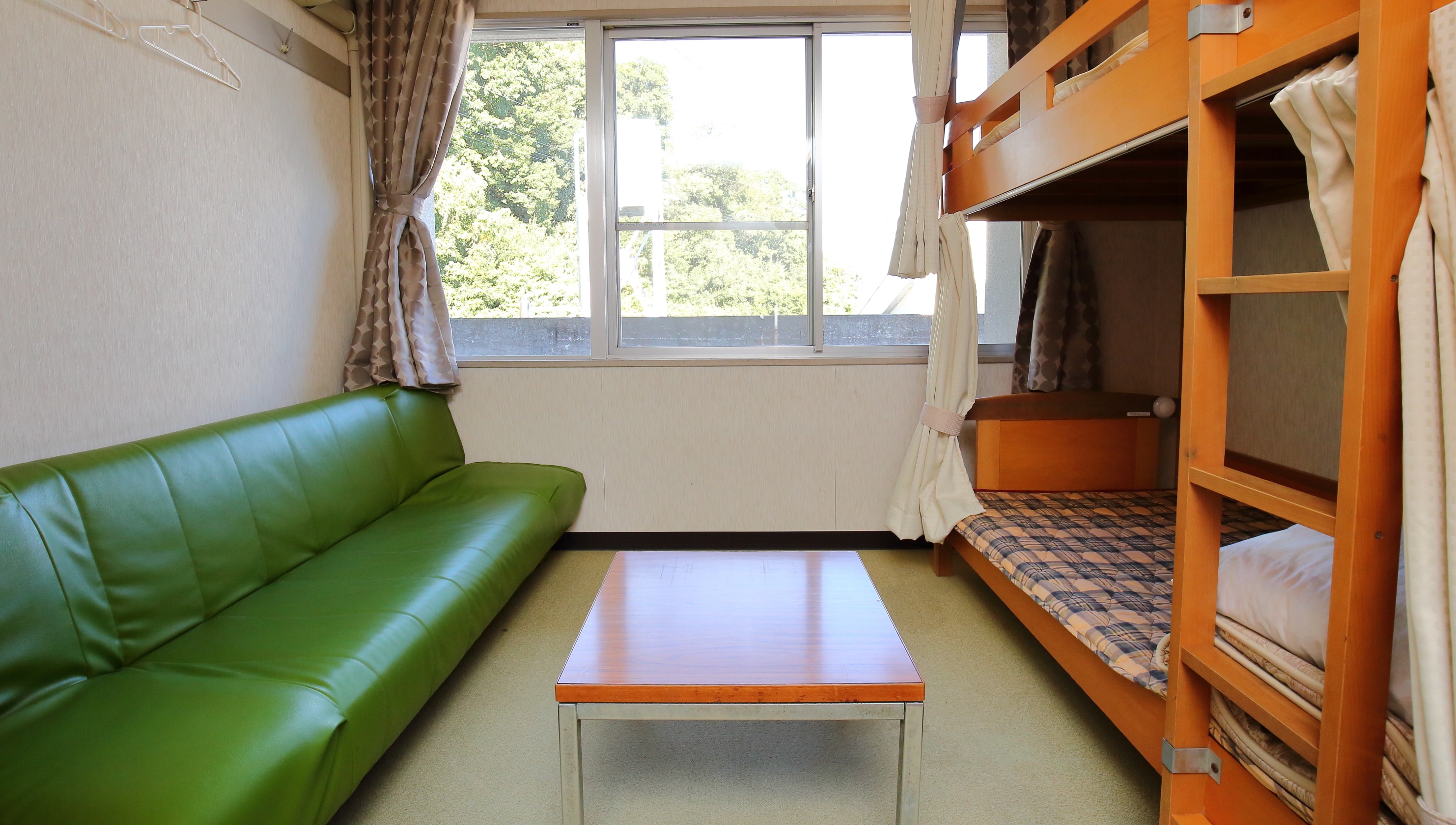 宿舍配有雙層床和沙發（可容納 5 人，包括洗手間和貴重物品箱）