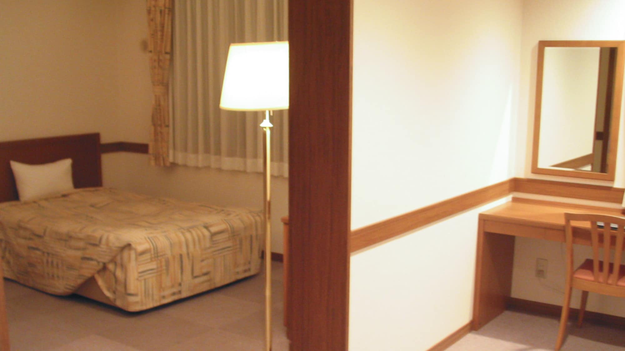 ・[Ruang bebas penghalang] Ada area ganti terpisah di sebelah kamar tidur tempat Anda dapat bersiap-siap.