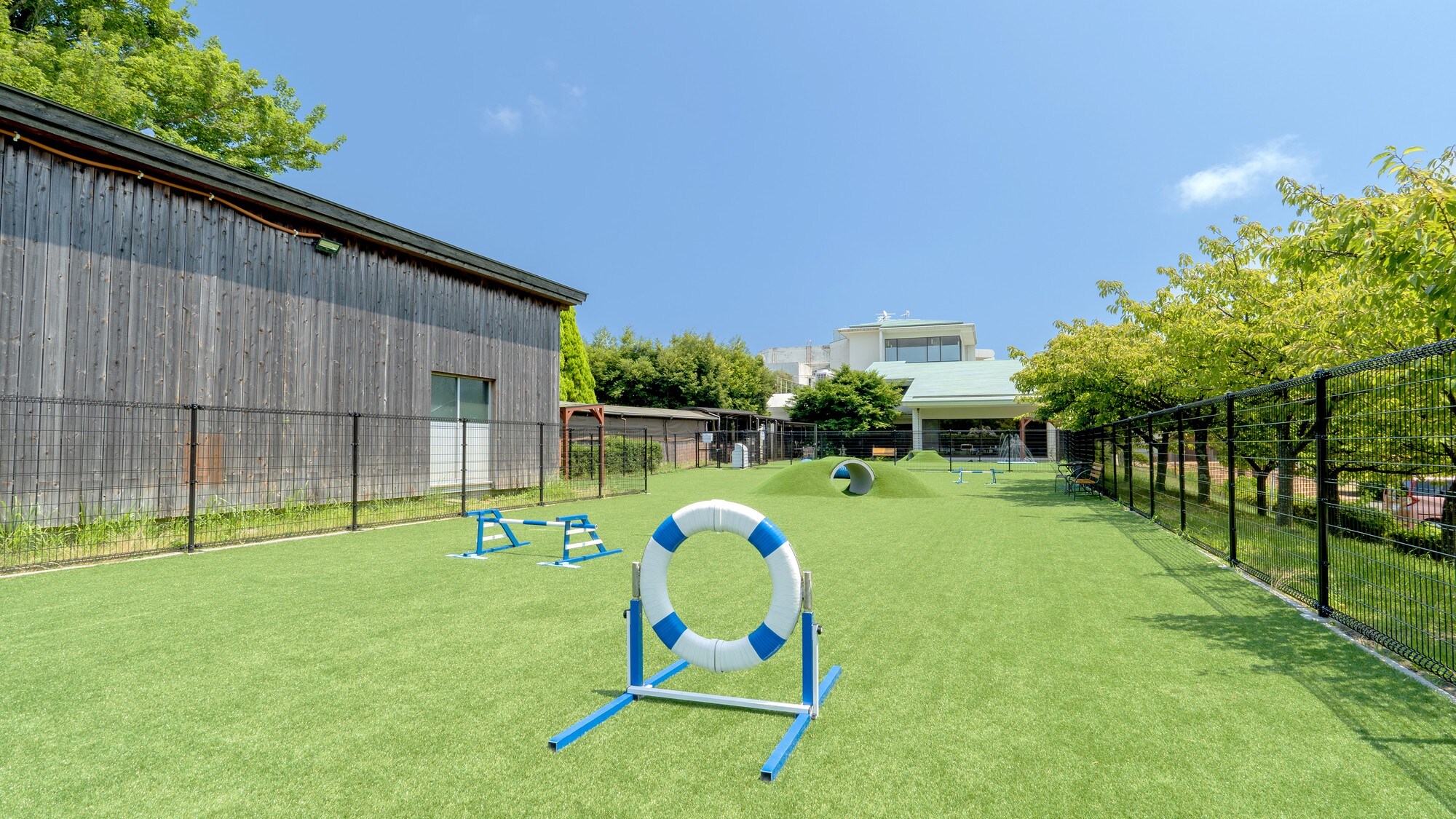 dog park (breed free): A dog run overlooking Mt. Omuro. It is divided into two areas.