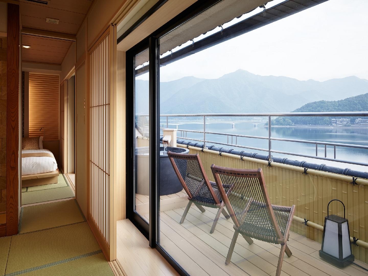 [Hot spring ◆ Guest room with open-air bath] Japanese-Western style room overlooking Lake Kawaguchi (78 square meters)