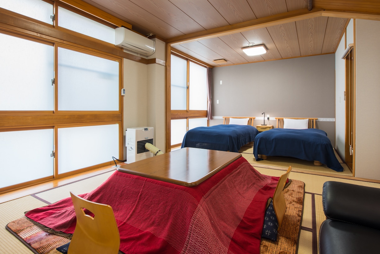 Guest room "Kaede" 1st floor, river side, 14 tatami mats, sofa, kotatsu in winter