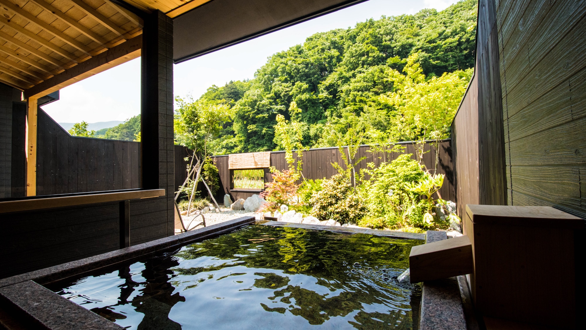 Separate Japanese and Western room open-air bath