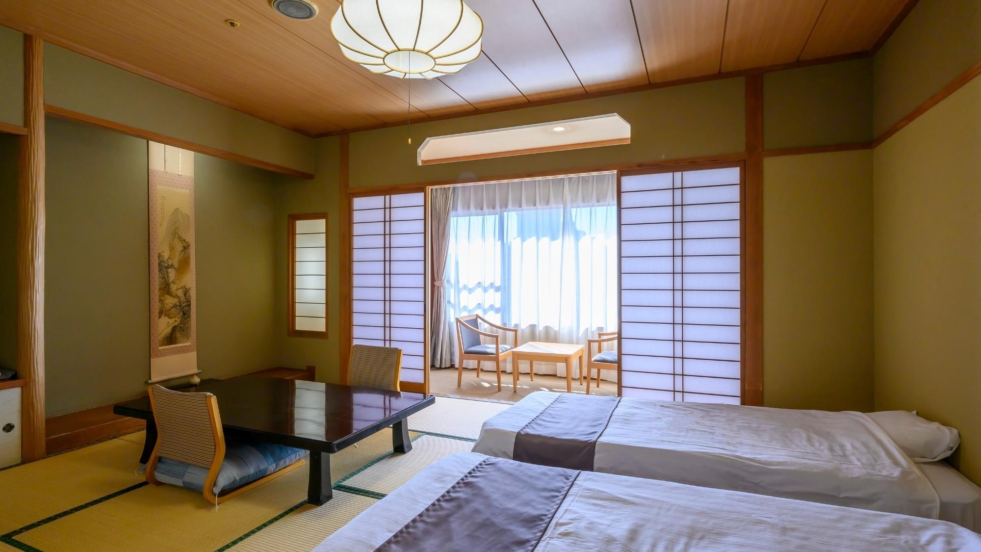 [10 tatami Japanese-style room with low-type beds] Two low-type beds are provided in the 10 tatami Japanese-style room.