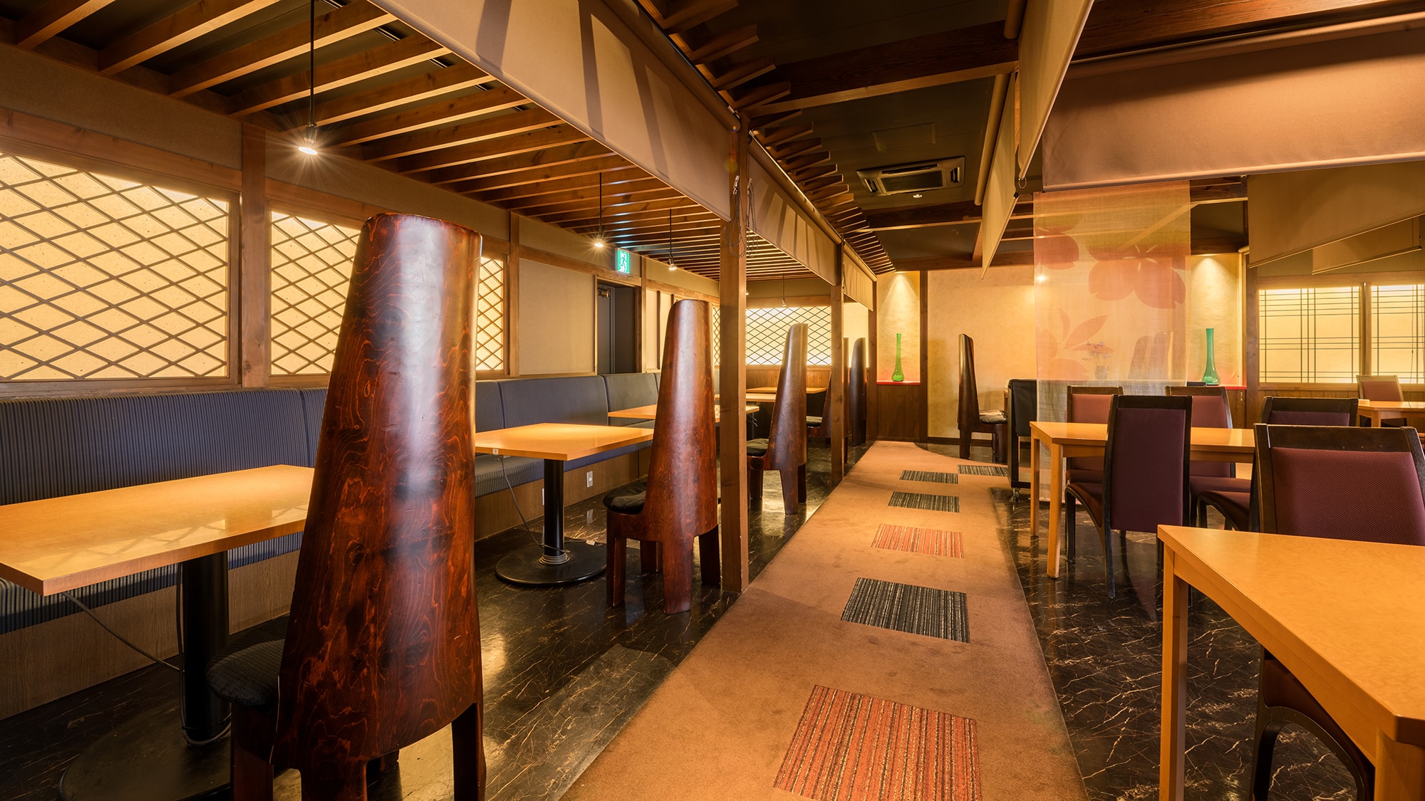 A warm chair with wood grain. Enjoy your meal in a calm dining room