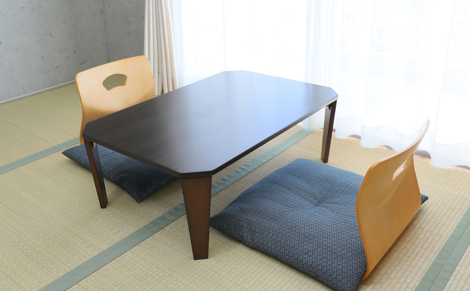 榻榻米上擺放著桌椅、坐墊，您可以一邊品嚐三品茶，一邊感受旅館的氣氛。