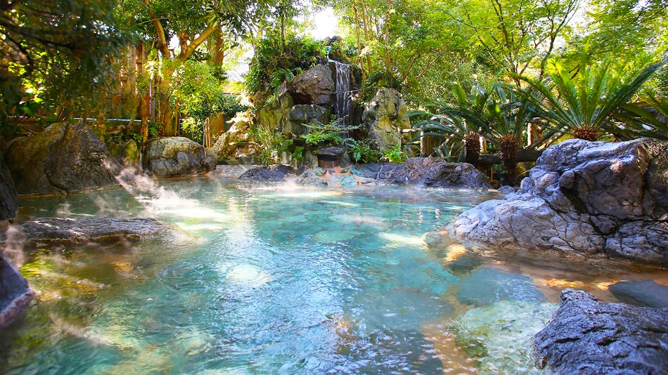 Bồn tắm ngoài trời ở Izu Atami được xếp hạng nhất trong Giải Grand Prix ngoài trời. Một phòng tắm ngoài trời mang lại cảm giác như đang ở trong suối giữa rừng.