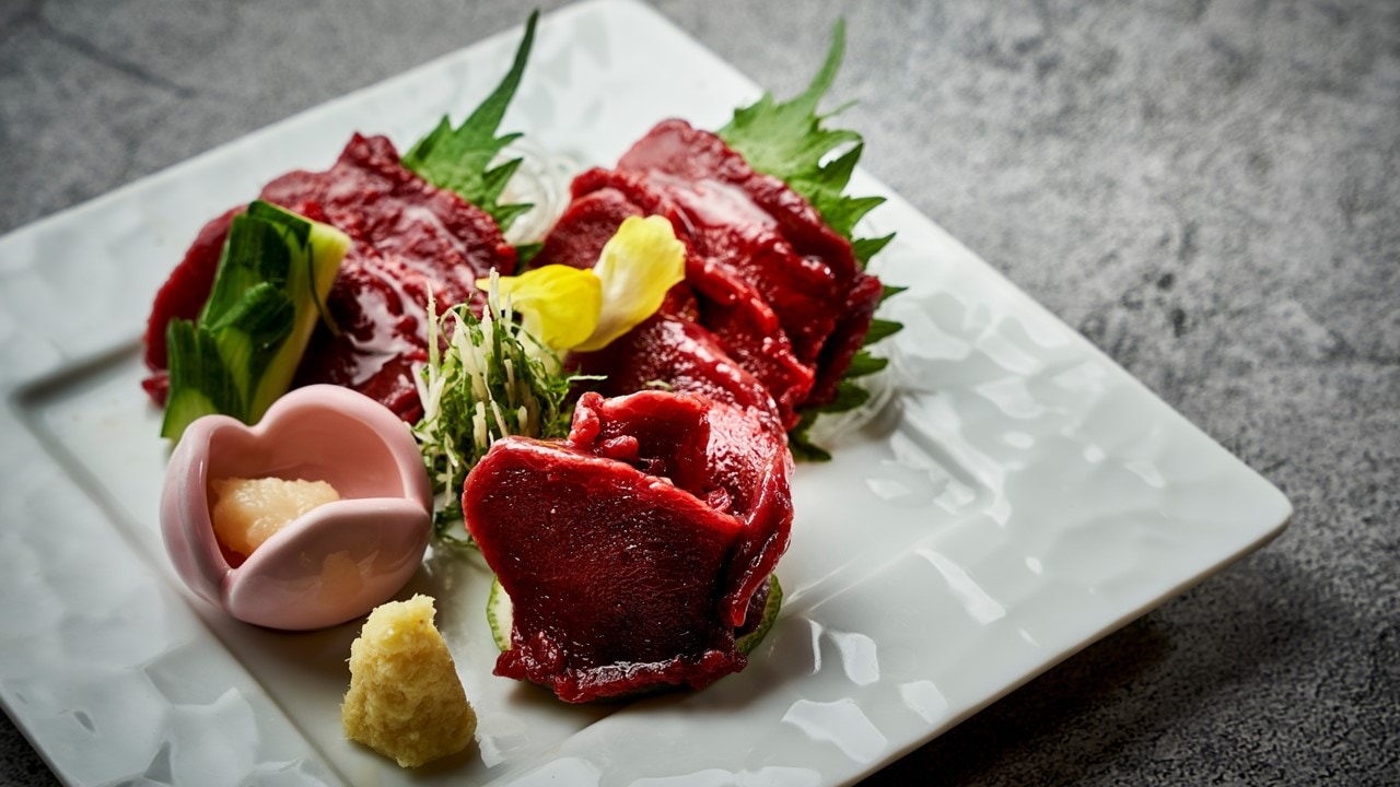 使用時令食材的「春內之禪」（例如：特別點菜：馬生魚片）