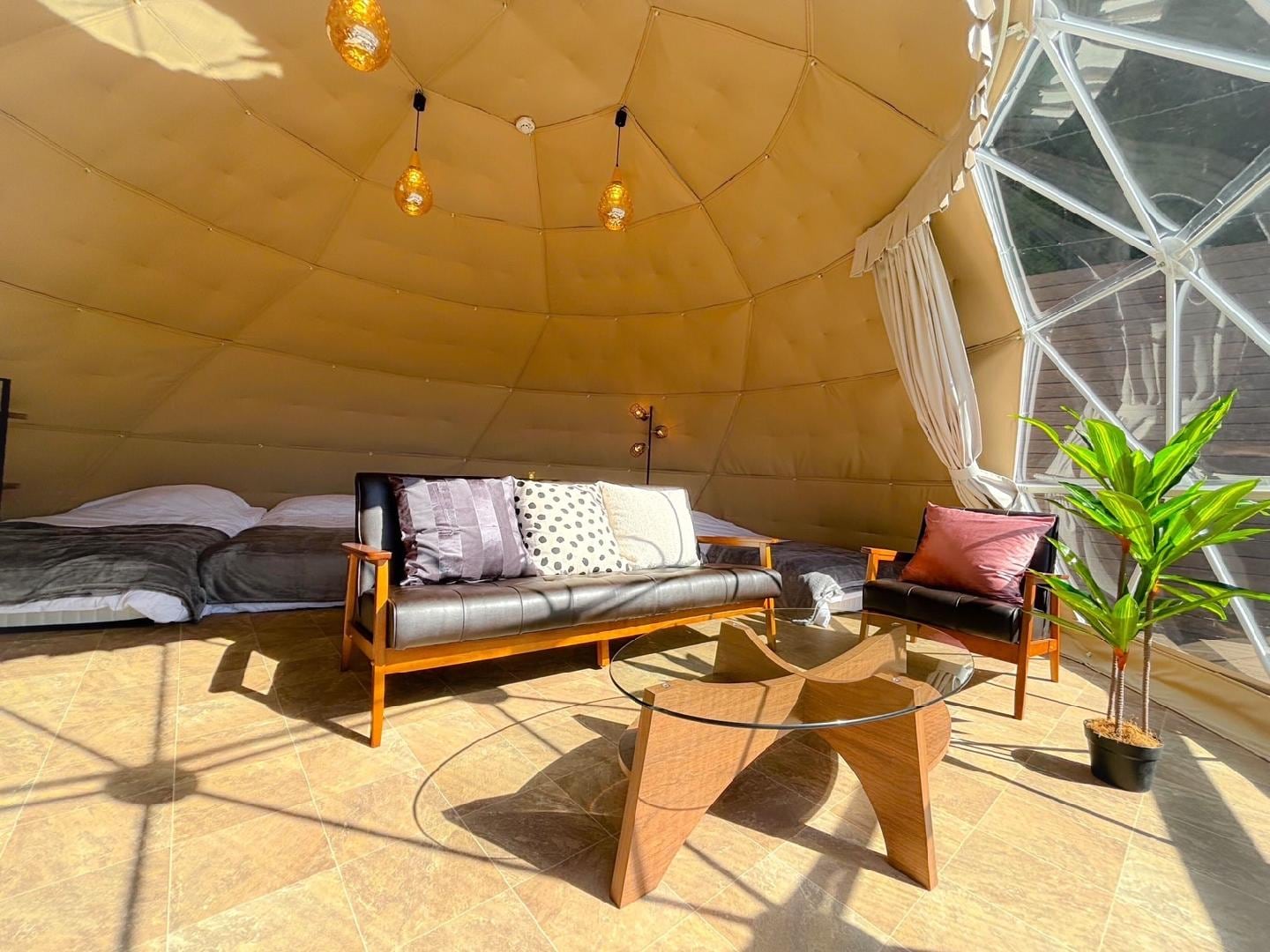 ⑥เต็นท์โดมพร้อมห้องแช่น้ำพุร้อนส่วนตัว เตียงคู่ 2 เตียง เตียงเดี่ยว 2 เตียง