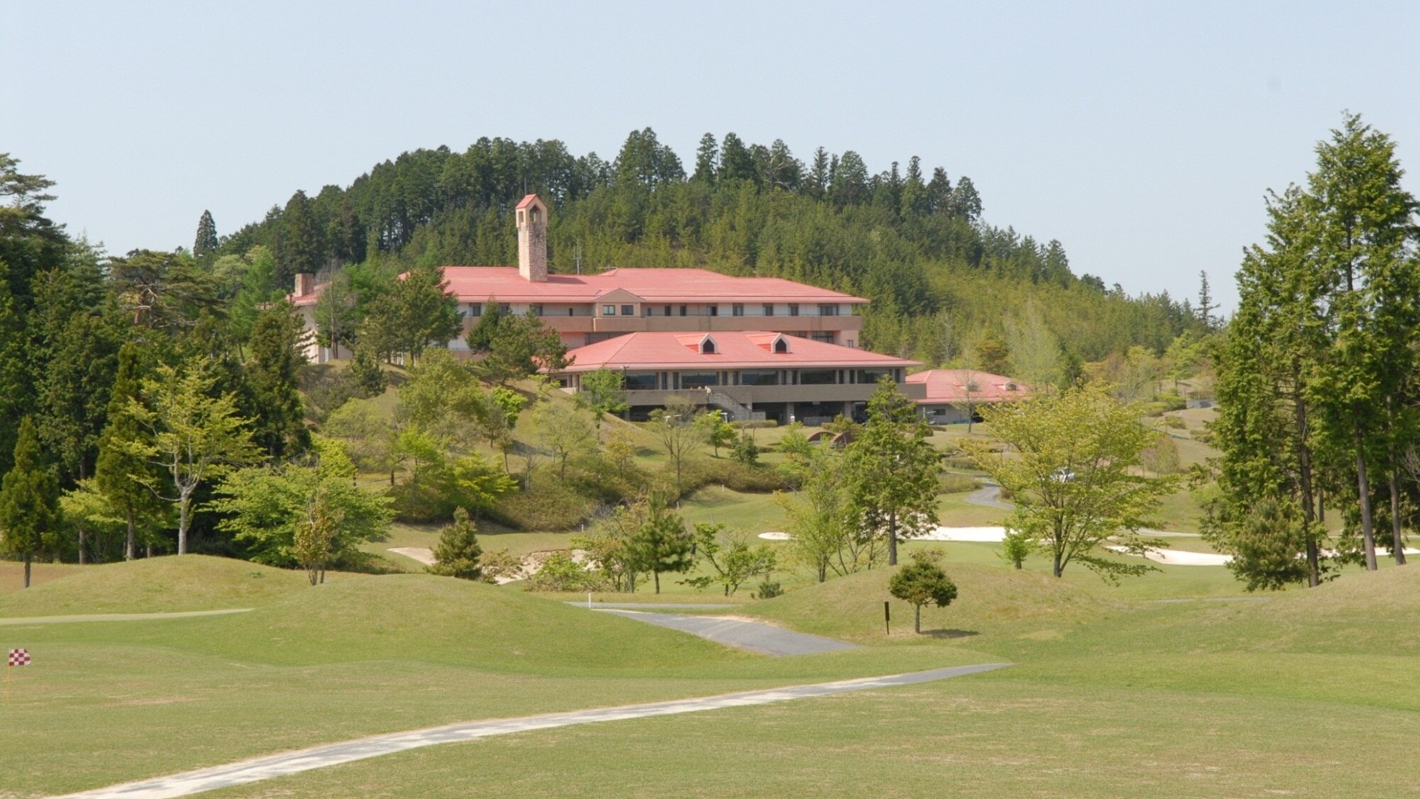 A golf resort surrounded by the lush nature of the Ena region