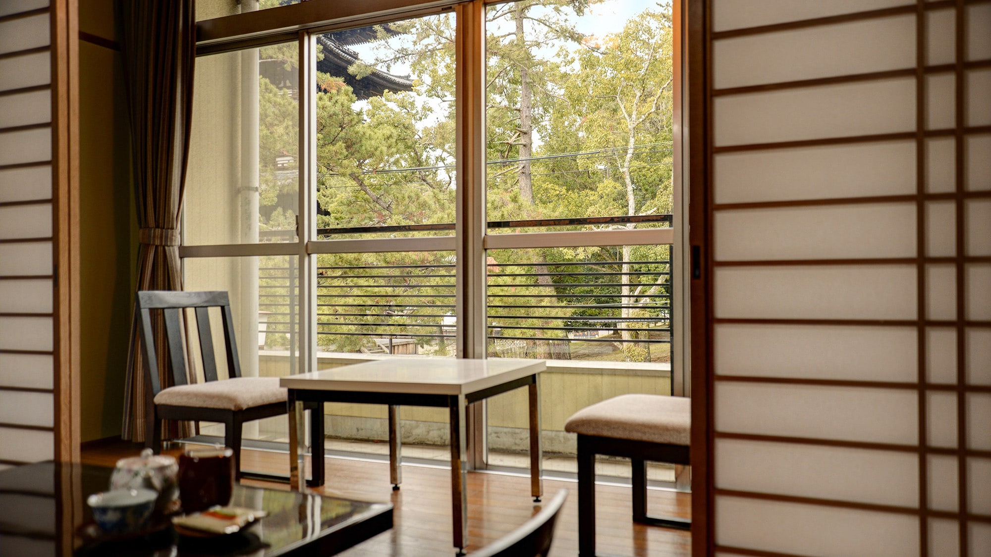 * [Japanese-style room overlooking the five-storied pagoda (example)] A nice room where you can see the five-storied pagoda of Kofukuji from the window