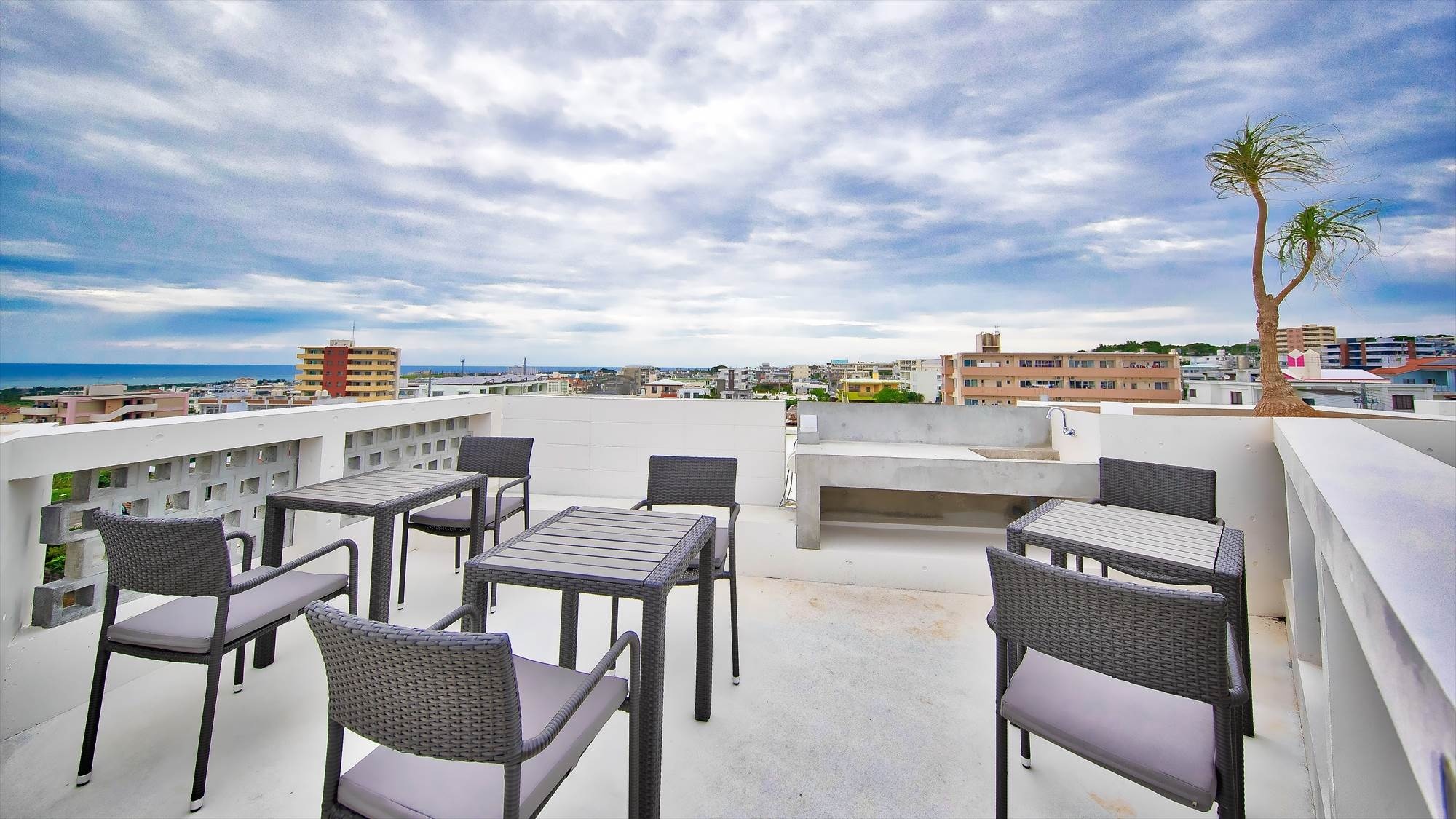 [Facilities/Rooftop Space/Relaxation] A place to relax after a day of sightseeing. Perfect for stargazing.