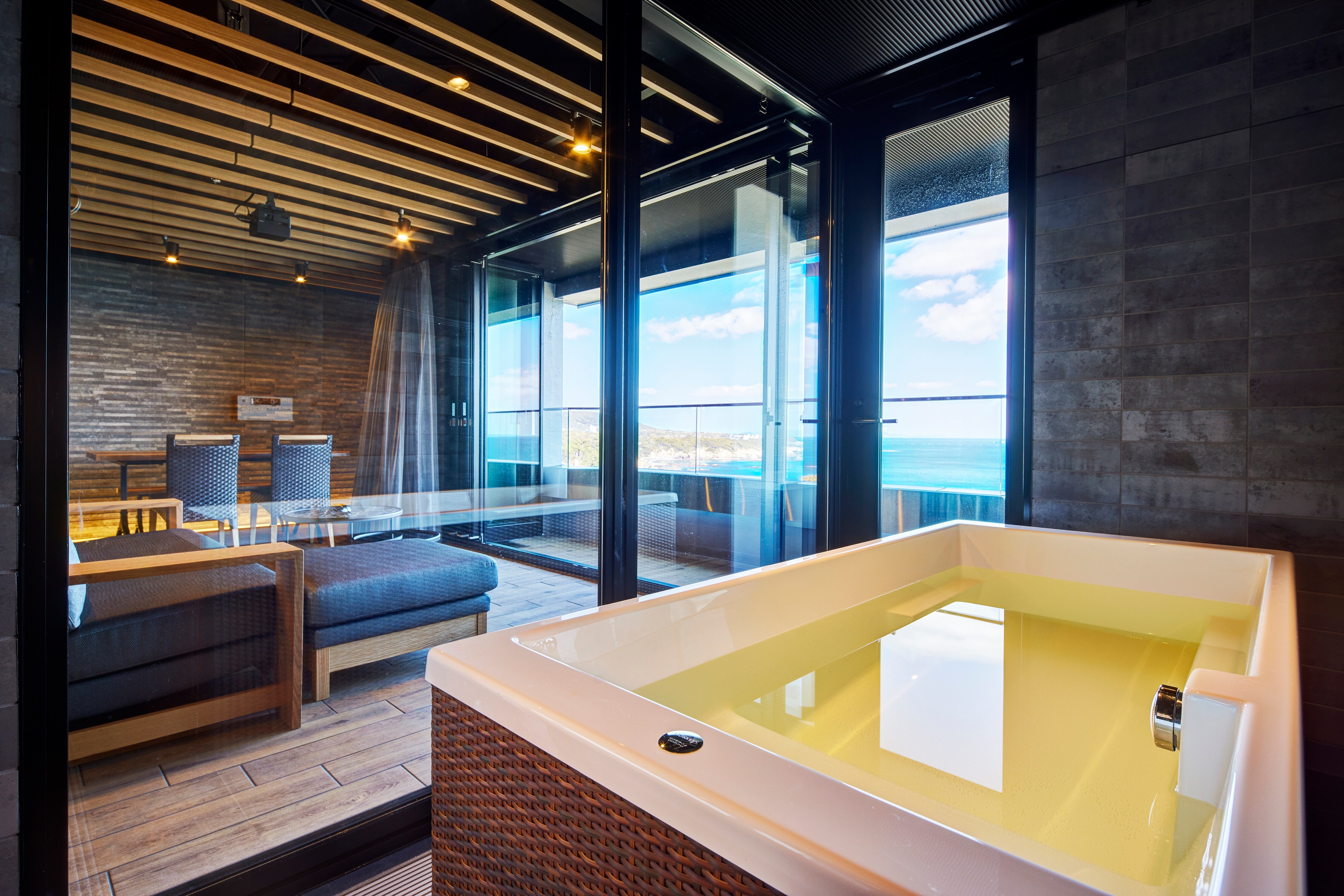 High floor outdoor living room (with sauna and semi-open-air hot spring) The bath water is the same beauty water as the Sakakibara hot spring [Shagu]