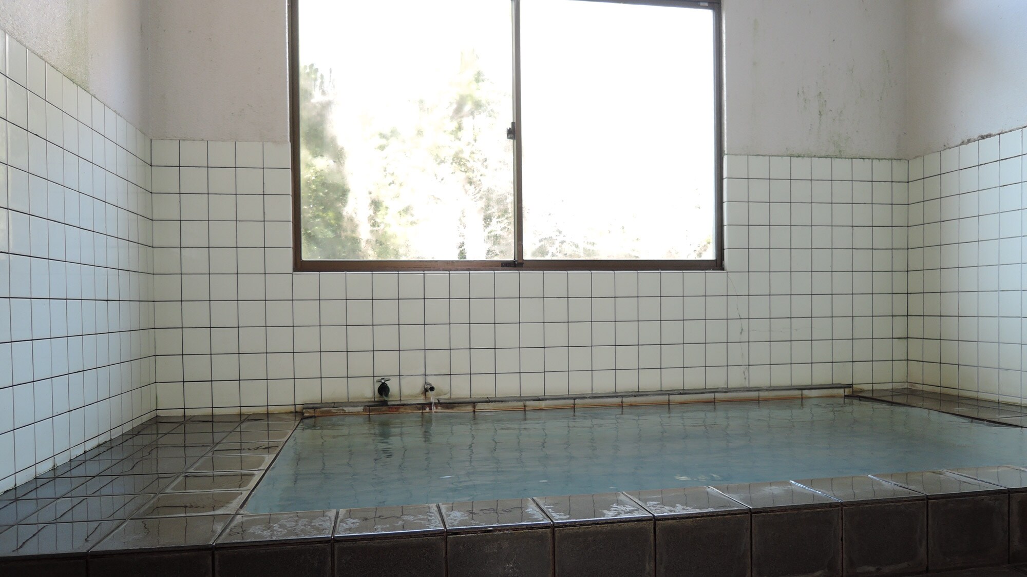 * [Onsen] Men's indoor bath ♪ The scent of sulfur spreads with a natural scent.