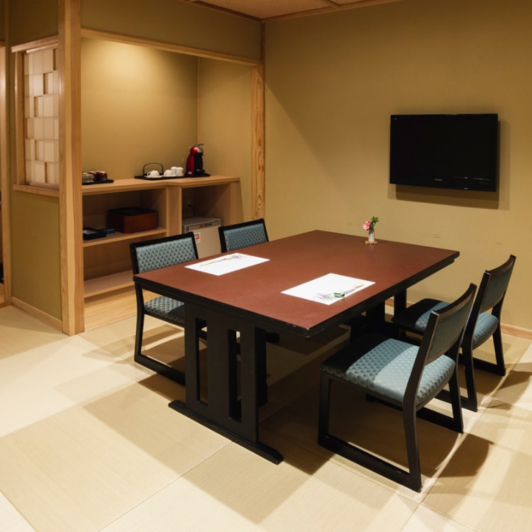 [Yamacha-tei / Fuji] Kamar bergaya Jepang dengan 10 tikar tatami dan bak mandi terbuka di dinding Tombai