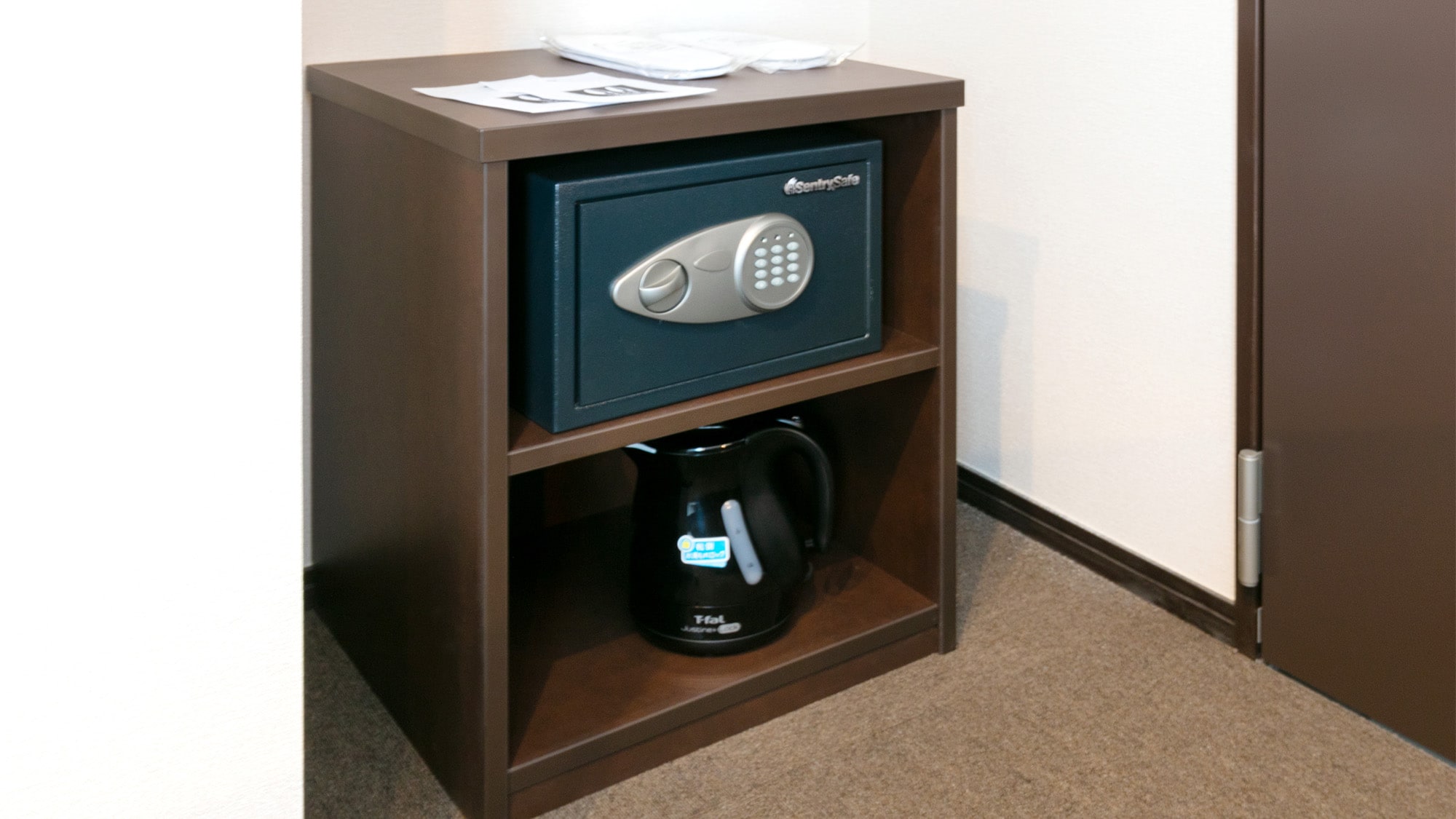 ・ Please use the safety box to manage valuables.