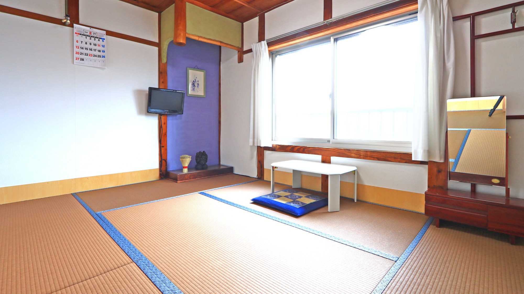 Bersantailah di kamar bergaya Jepang seluas 6 tatami dengan Wi-Fi.