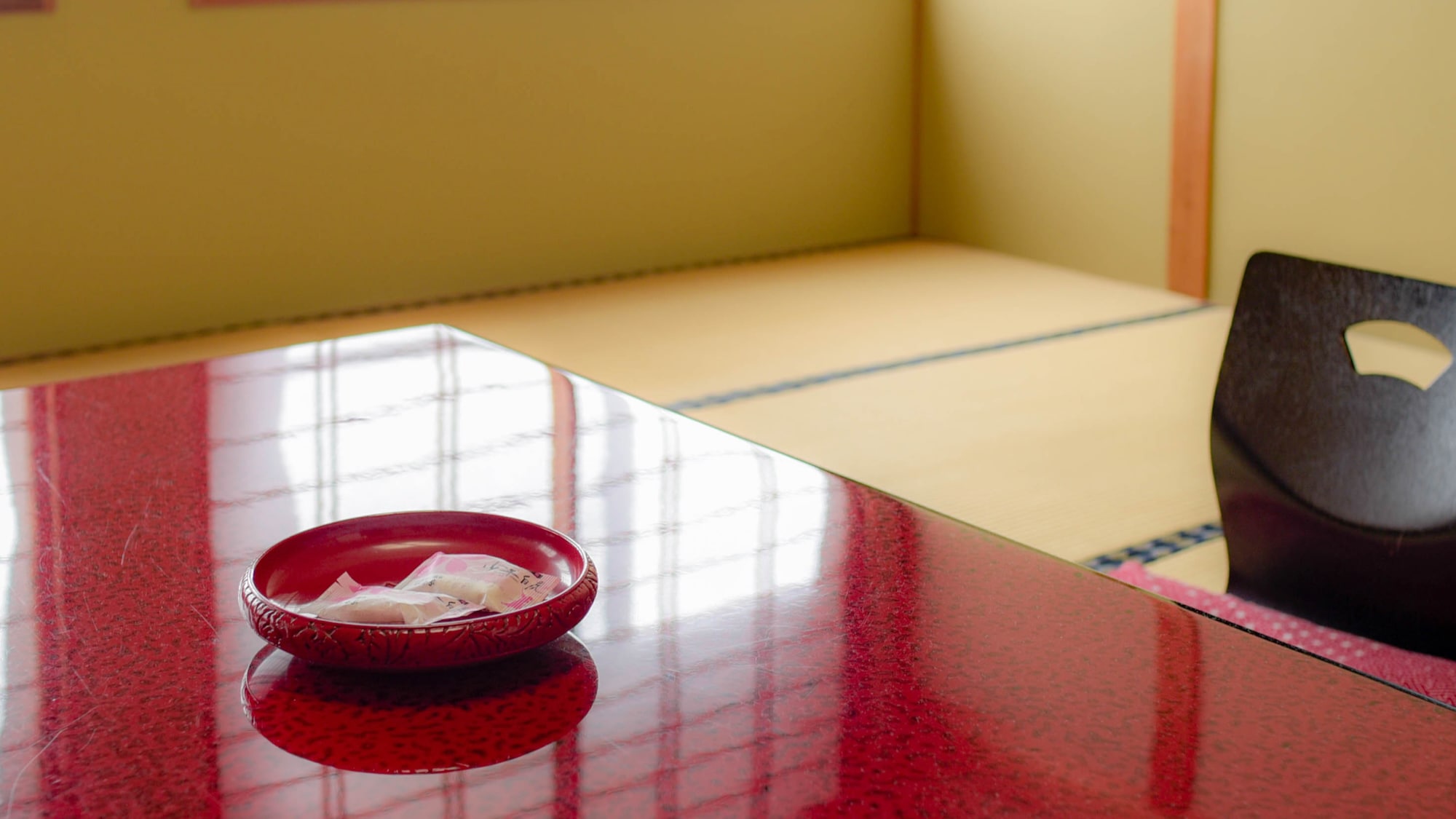 You can relax and enjoy yourself at the luxurious desk.
