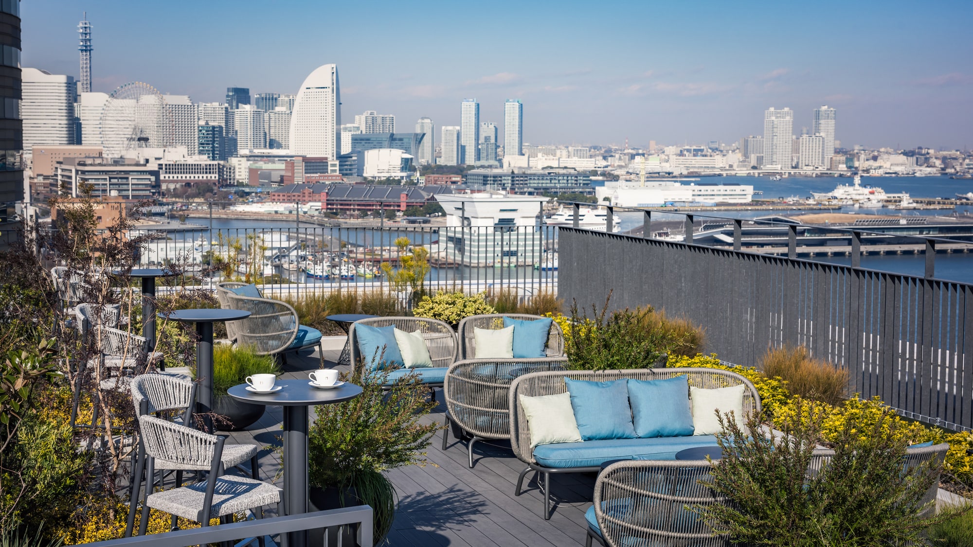 Rooftop terrace (daytime)