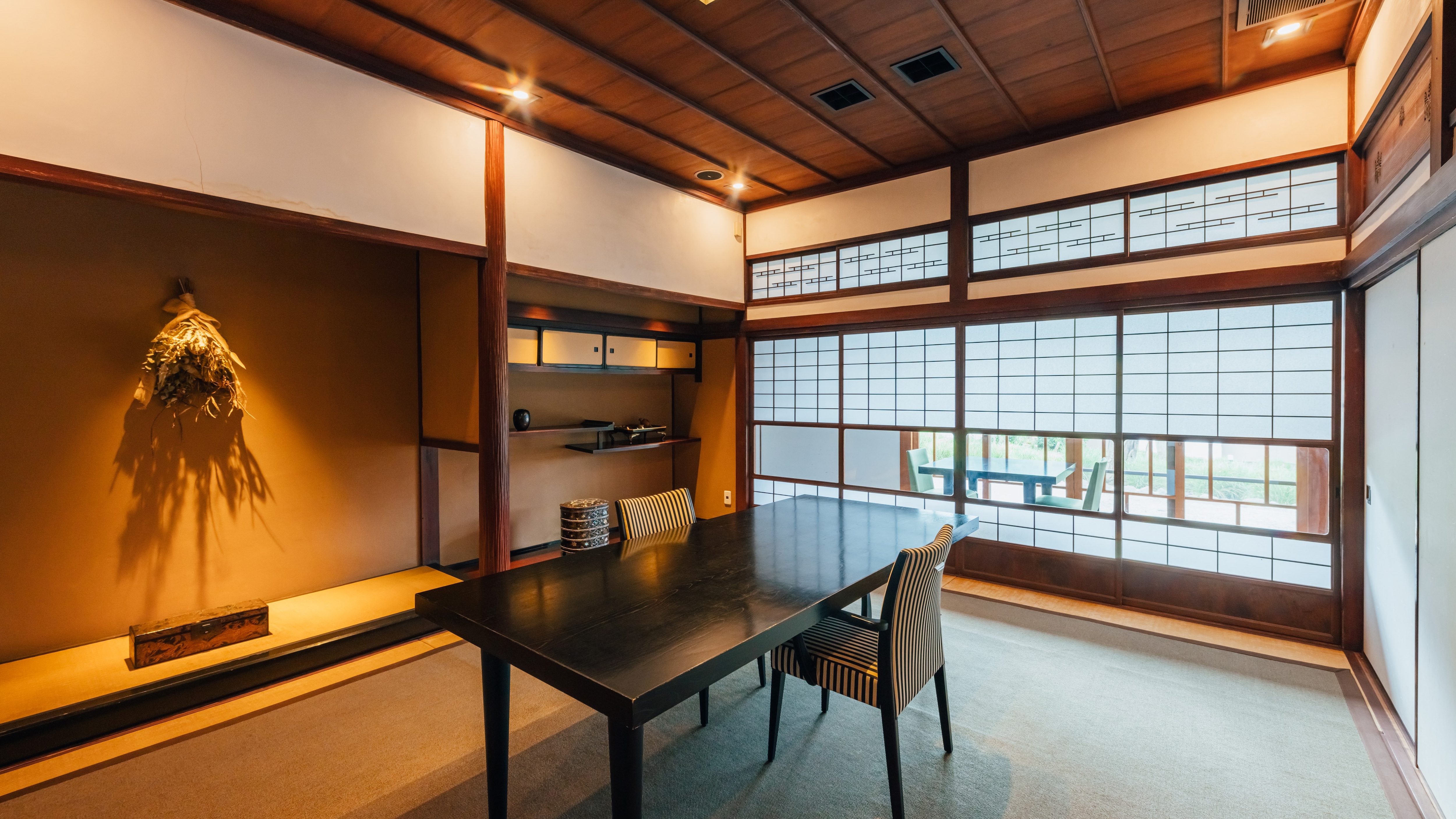 [Dining] For those who want to enjoy a leisurely meal with someone special. We also have relaxing private rooms.