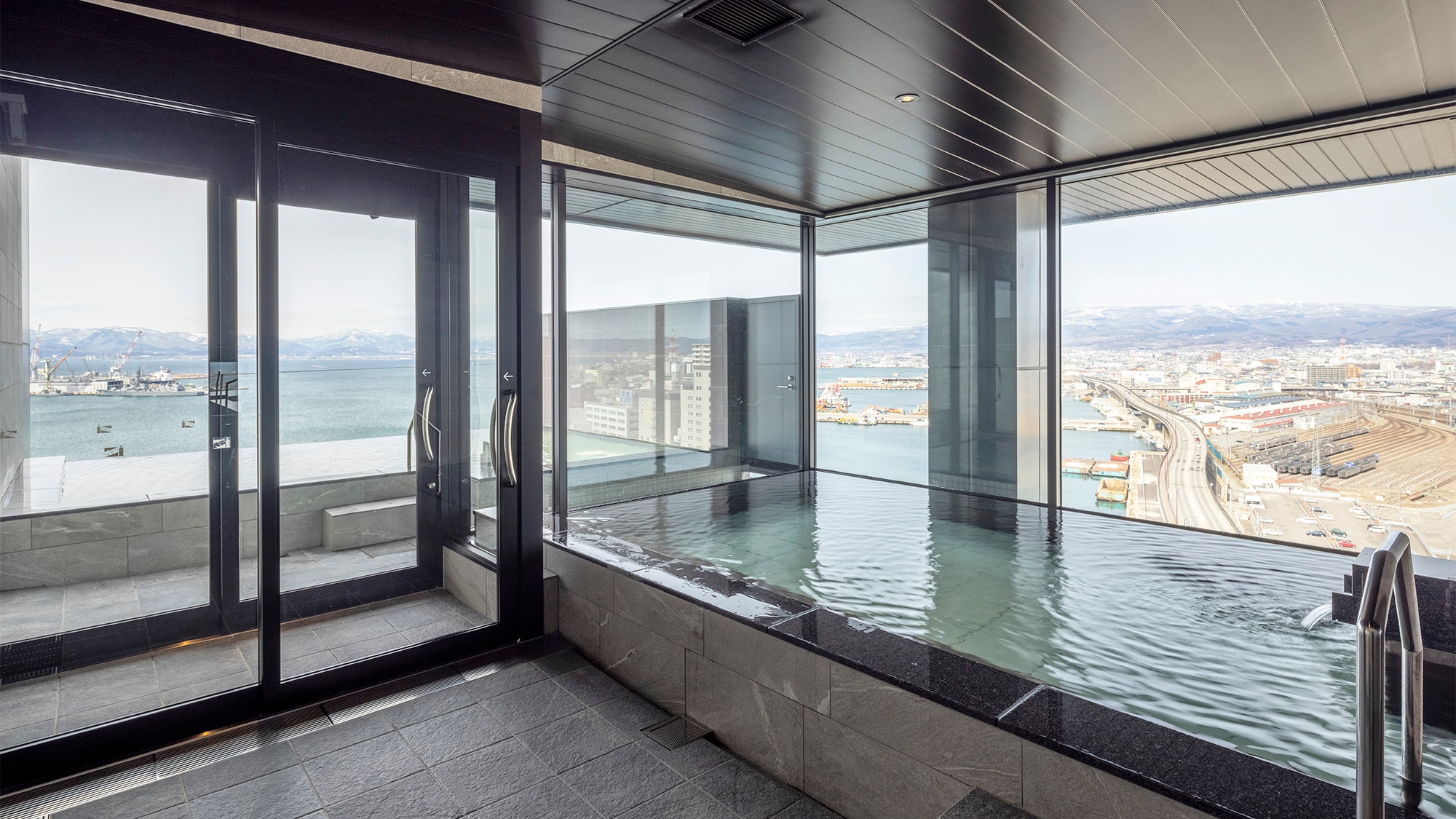 ■Large public bath／A large public bath where you can overlook the city of Hakodate