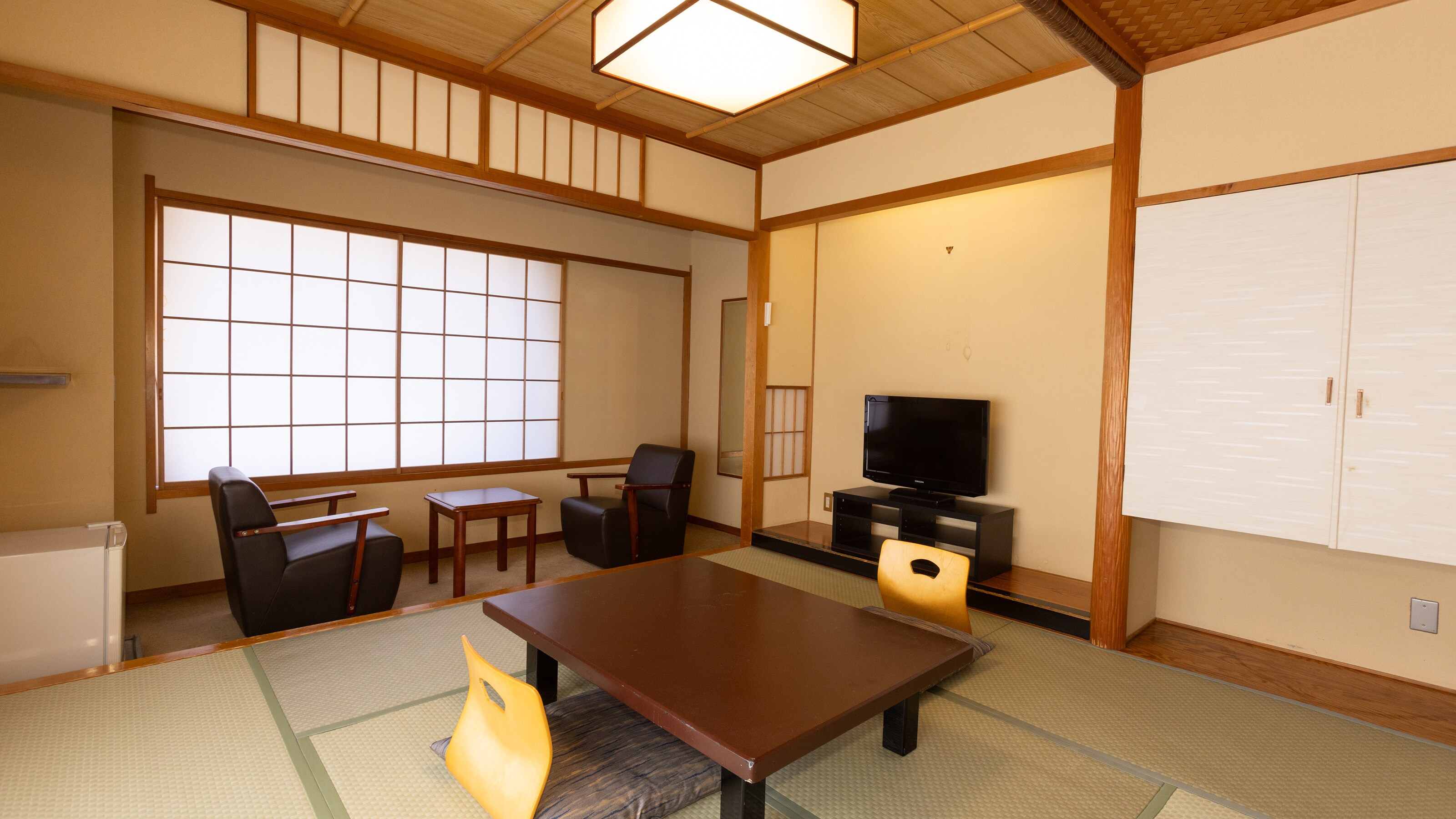 [Japanese-style room 8 tatami mats]