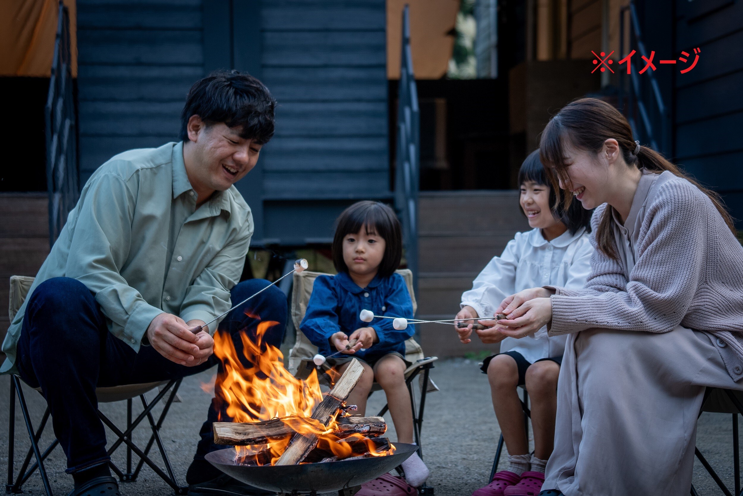 세련된 글램핑 캐빈 모닥불