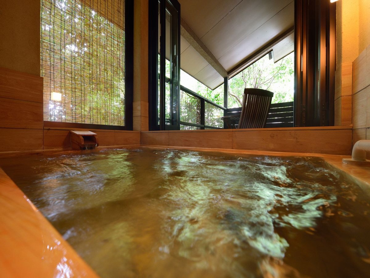 Continue your dream with a morning bath in the open-air cypress bath in your guest room