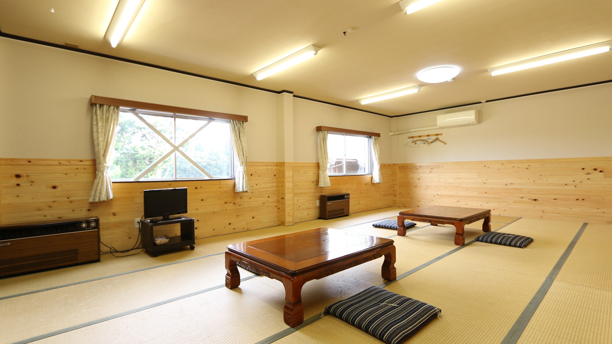 Spacious group Japanese-style room (22.5 tatami mats)