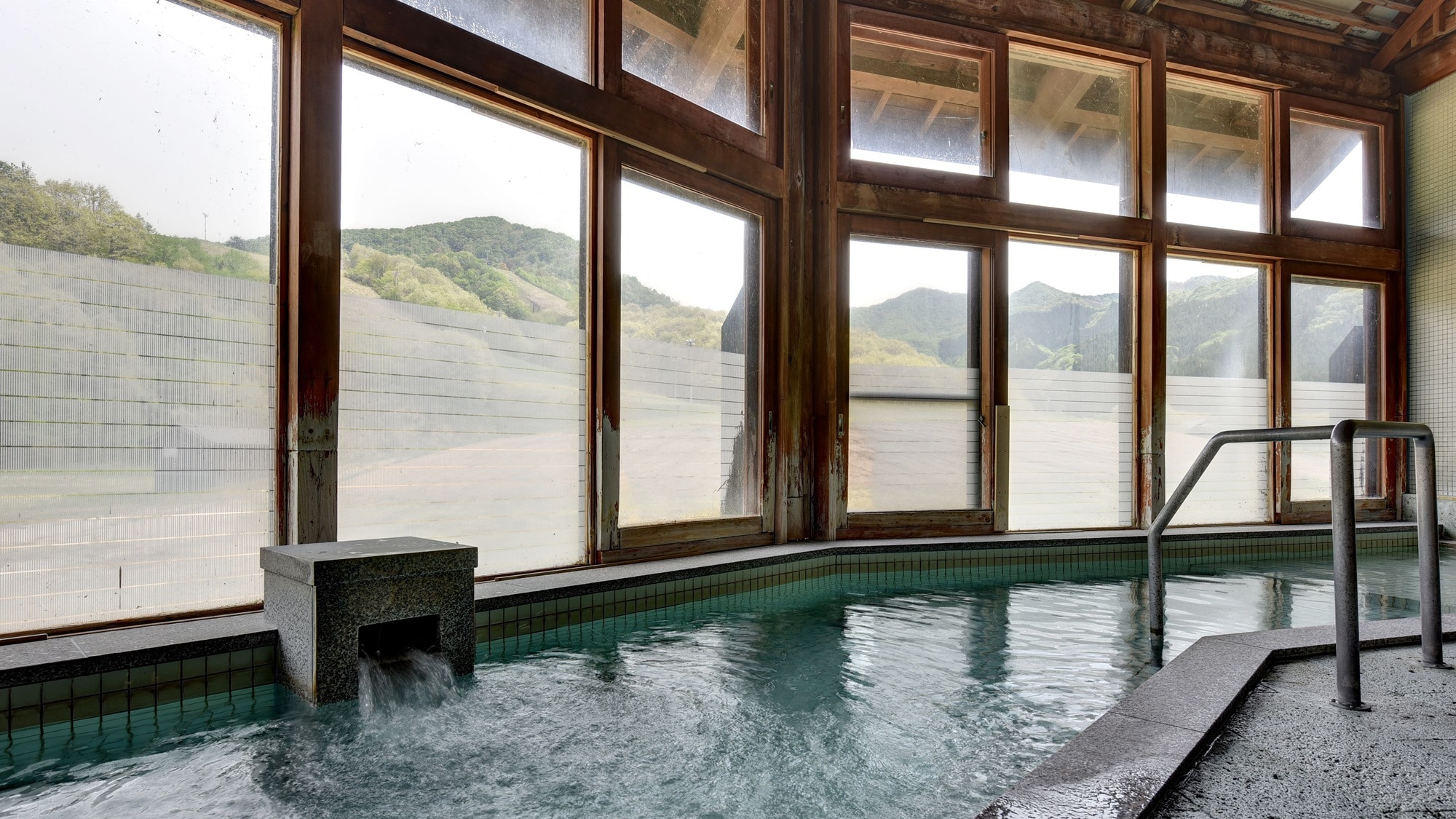 * [Large communal bath] You can take a bath in the large communal bath where the comfortable outside sunlight shines.